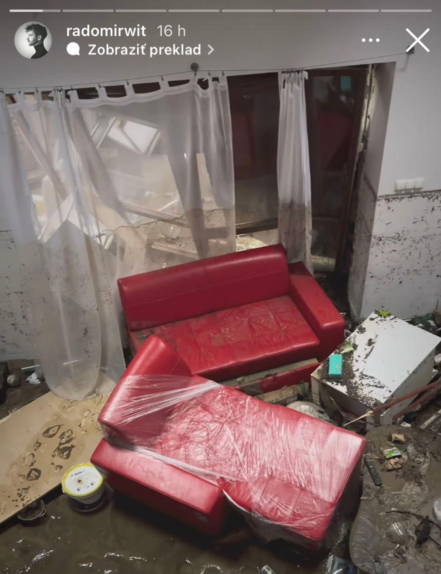 Zábery poľského novinára zo zničeného domu jeho rodiny.