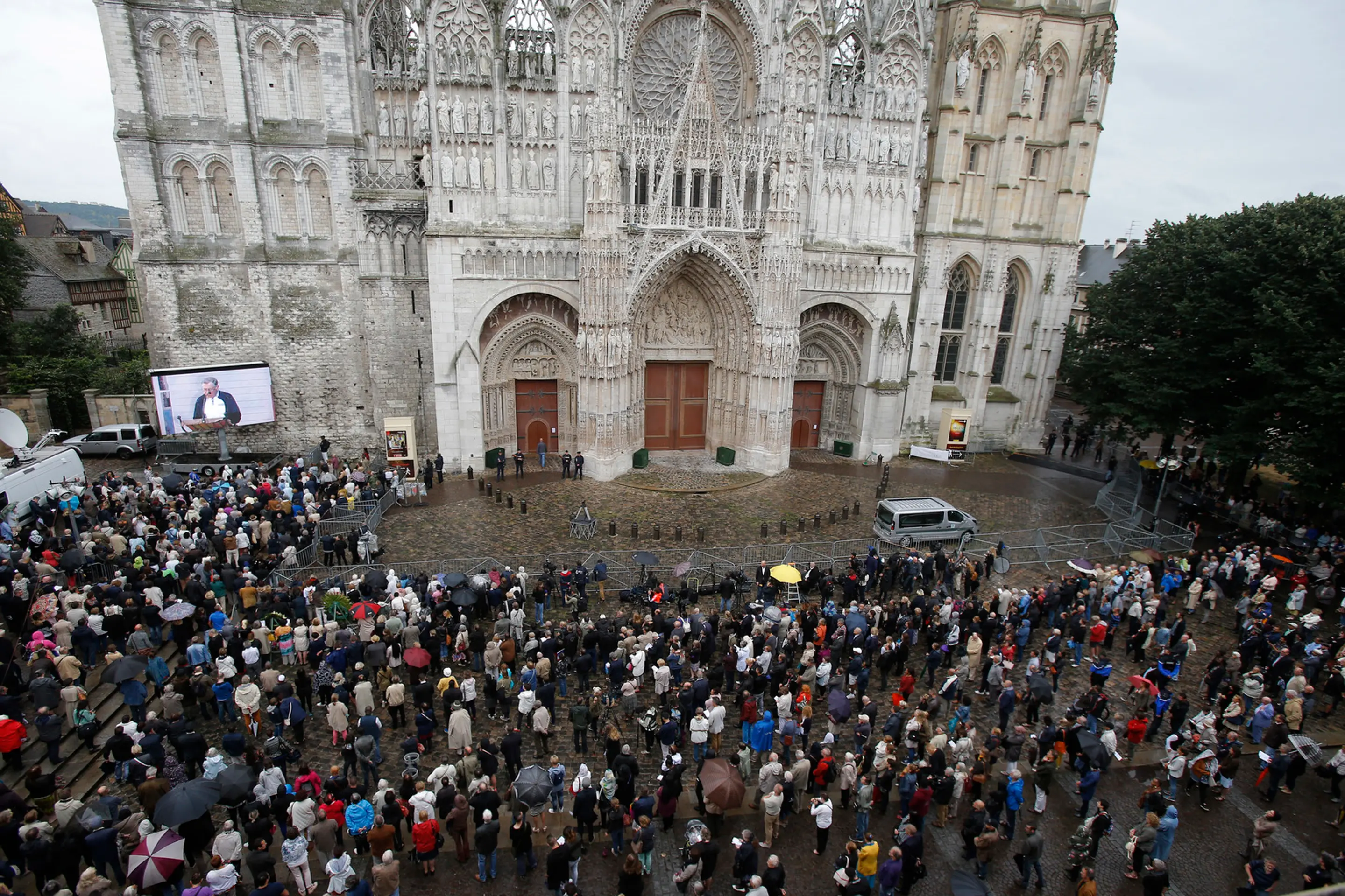 Ľudia zhromaždení pred katedrálou Notre Dame