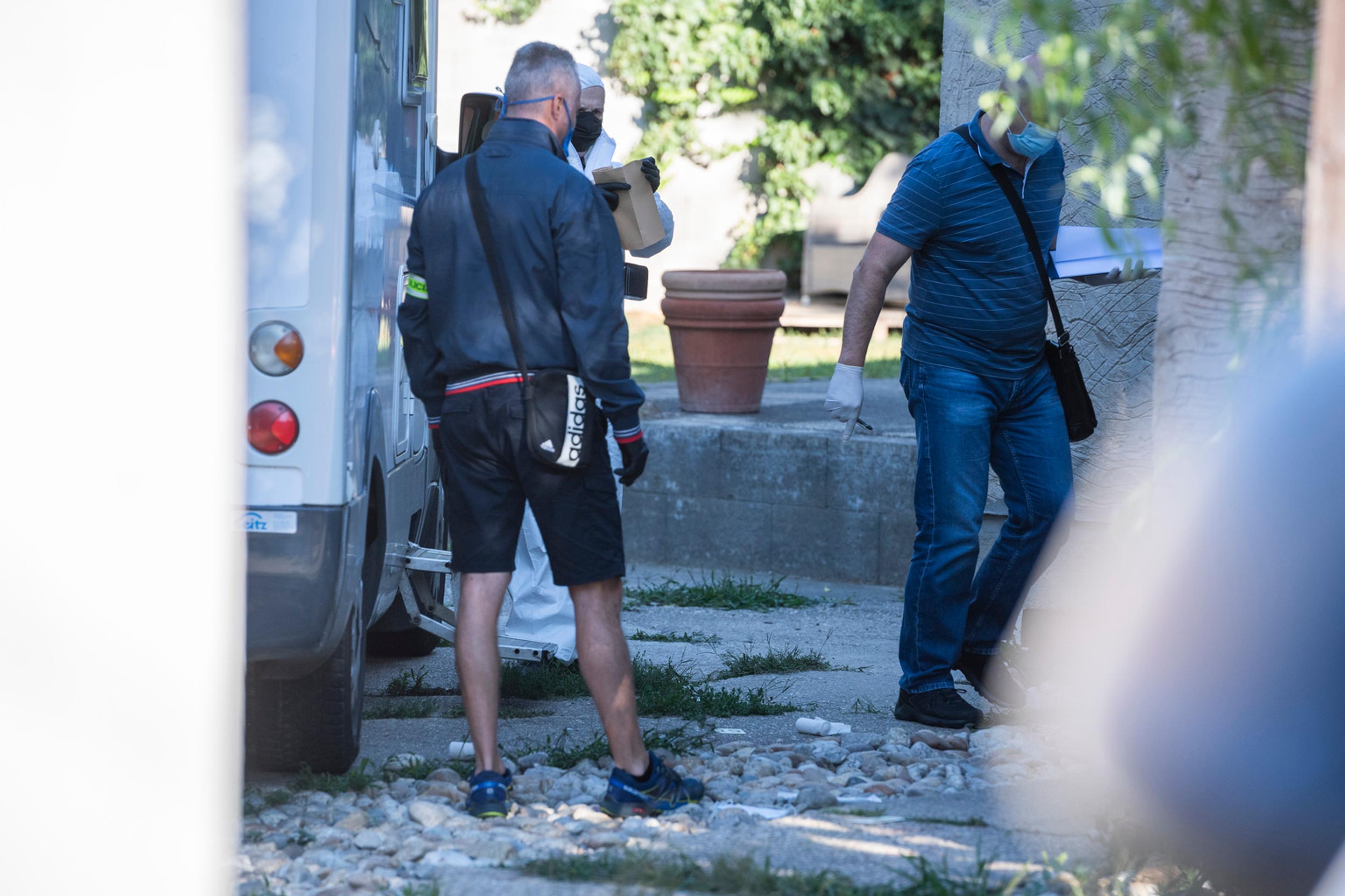 Na aute pred domom zostali krvavé stopy.