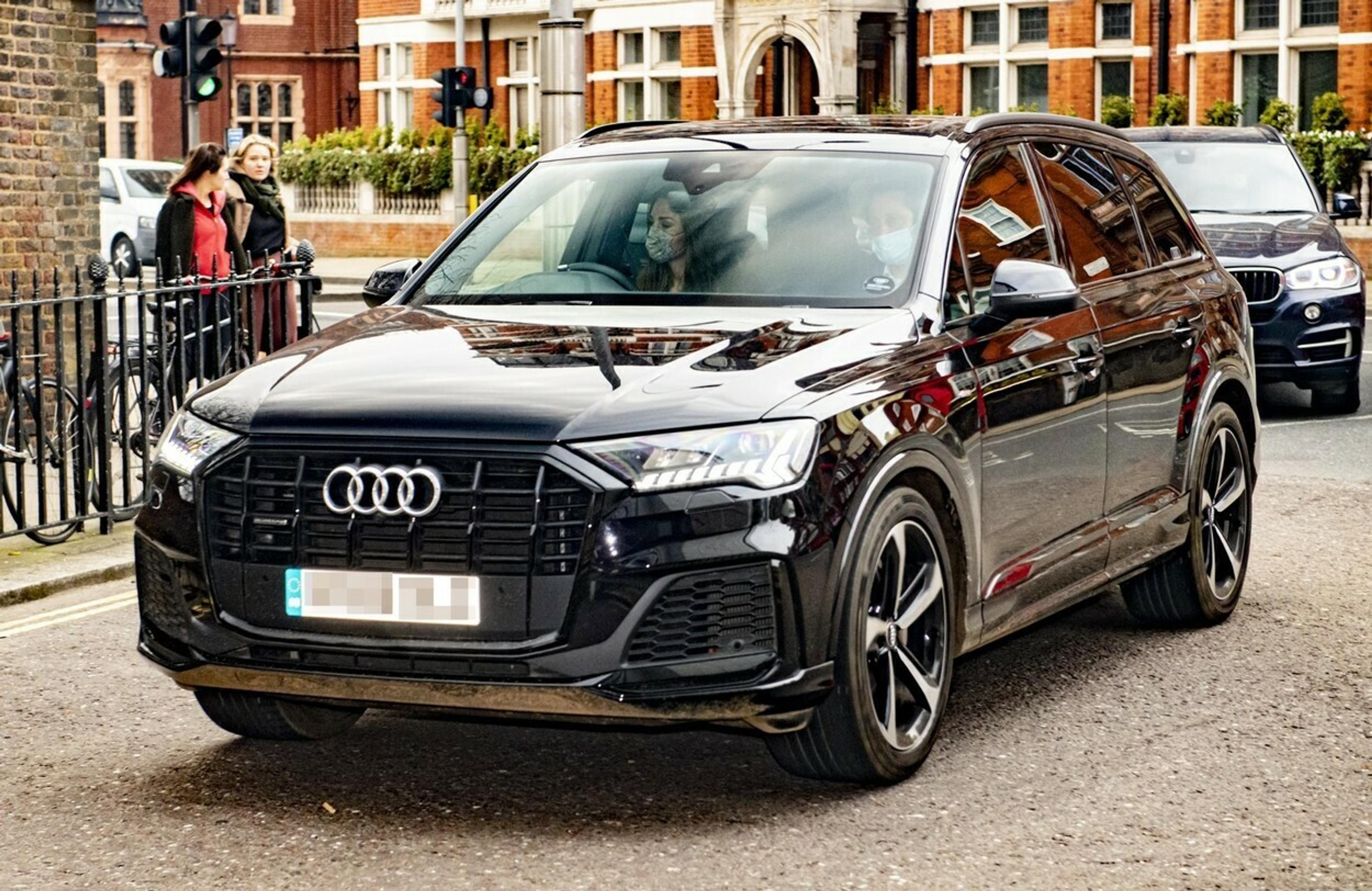 Tučniak uniká kosatke skokom na palubu člna.