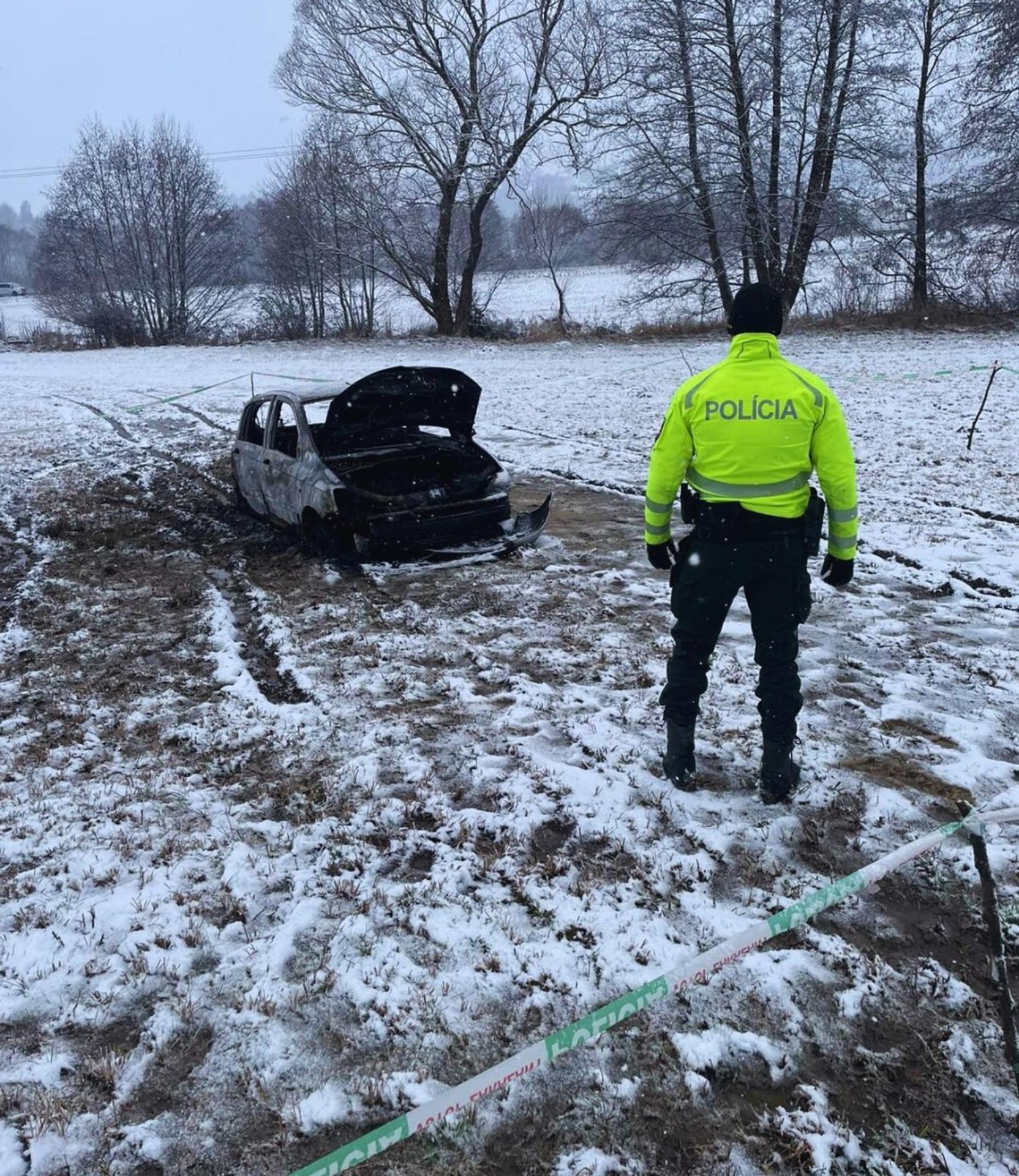 Auto zhorelo do tla aj s vodičom.