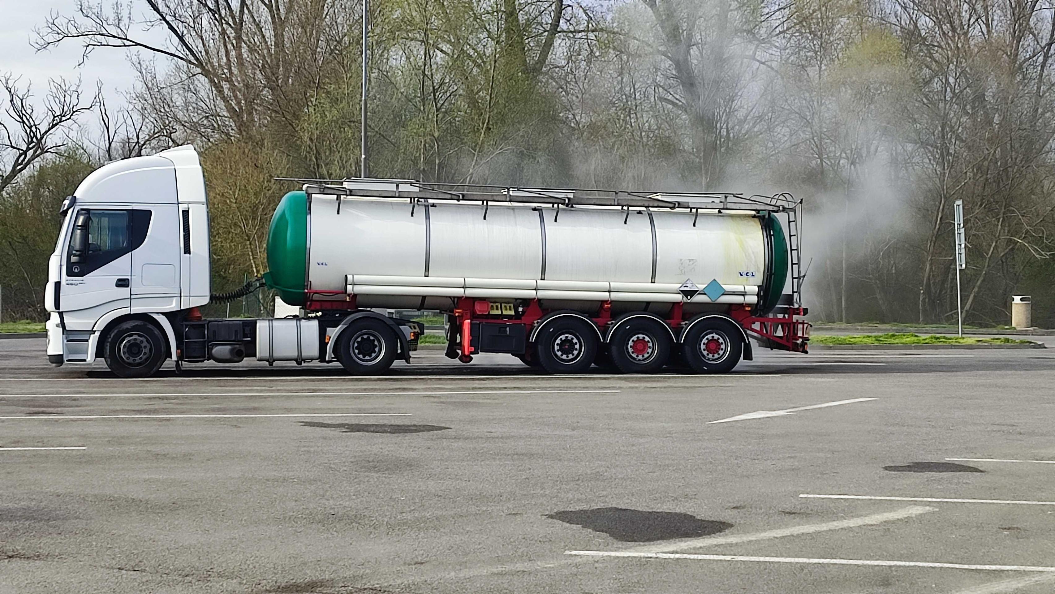 Látka unikajúca z cisterny.