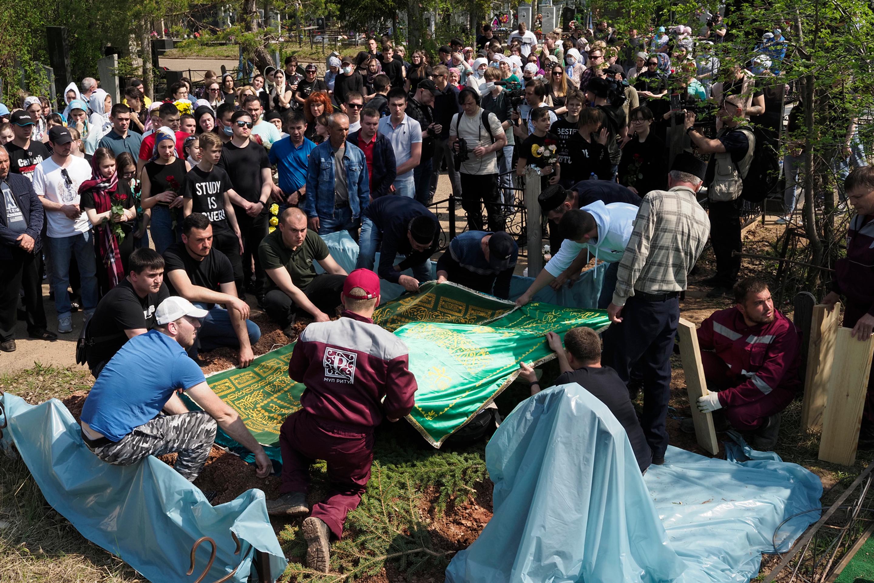 Pohreb prvých obetí po streľbe na škole v Kazani