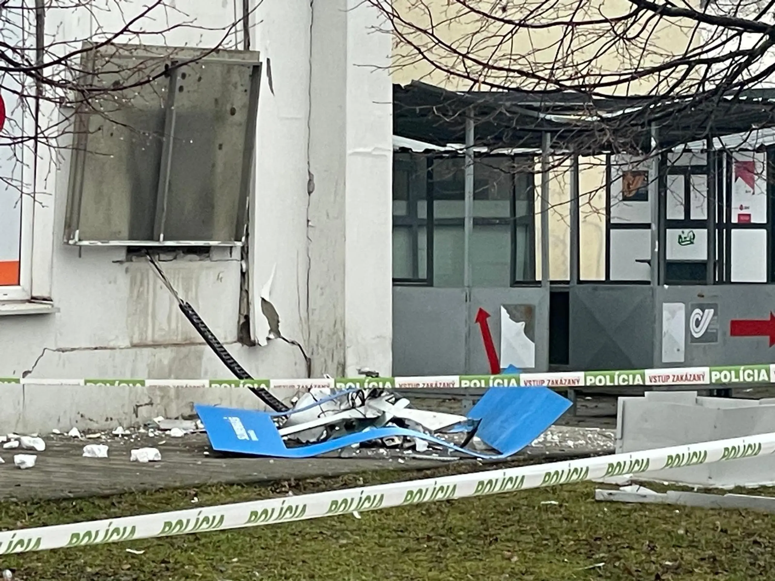 Bankomat rozmetalo.