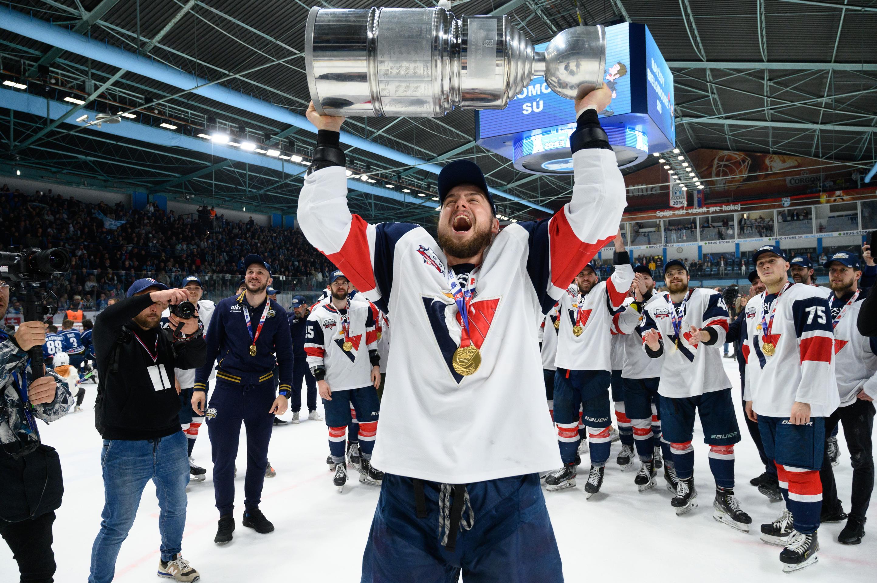 Na snímke zdvíha majstrovský pohár nad hlavu Tomáš Zigo.