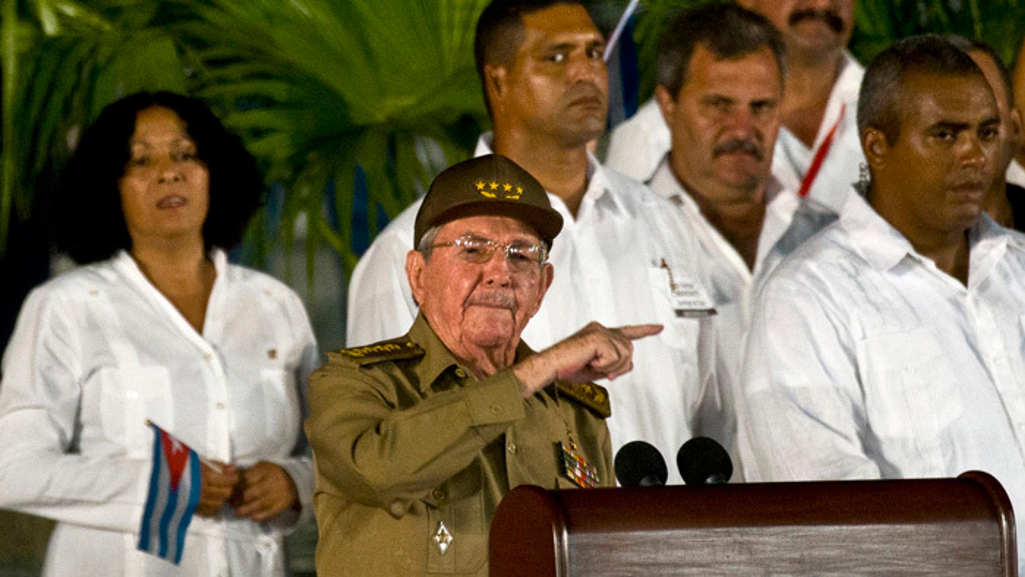 Kubánsky prezident Raúl Castro reční na oficiálne rozlúčke s bratom Fidelom v Santiagu.