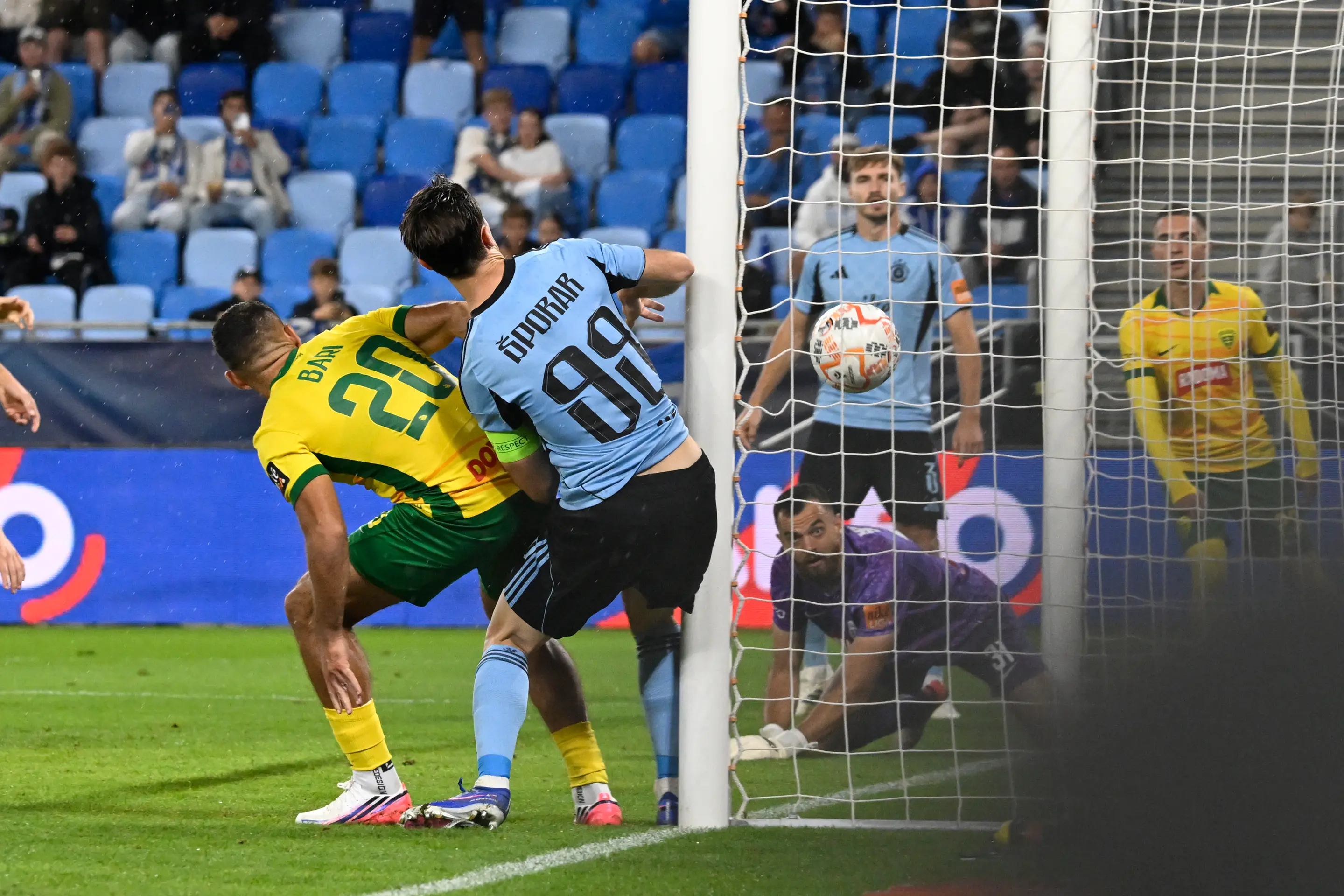 Druhý zľava Andraž Šporar (Slovan) strieľa gól popri brániacom Kristiánovi Barim (Žilina) v stretnutí 8. kola futbalovej Niké ligy.