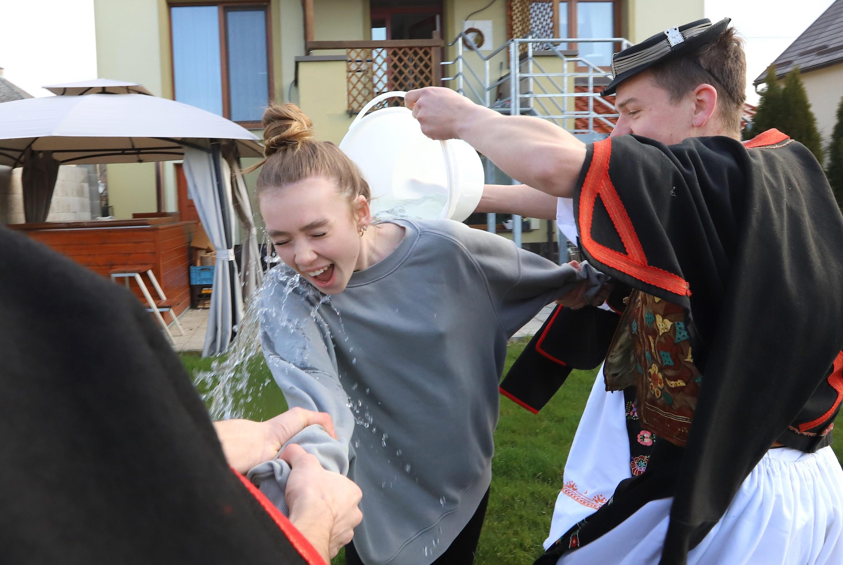 Tradičná oblievačka v Detve.