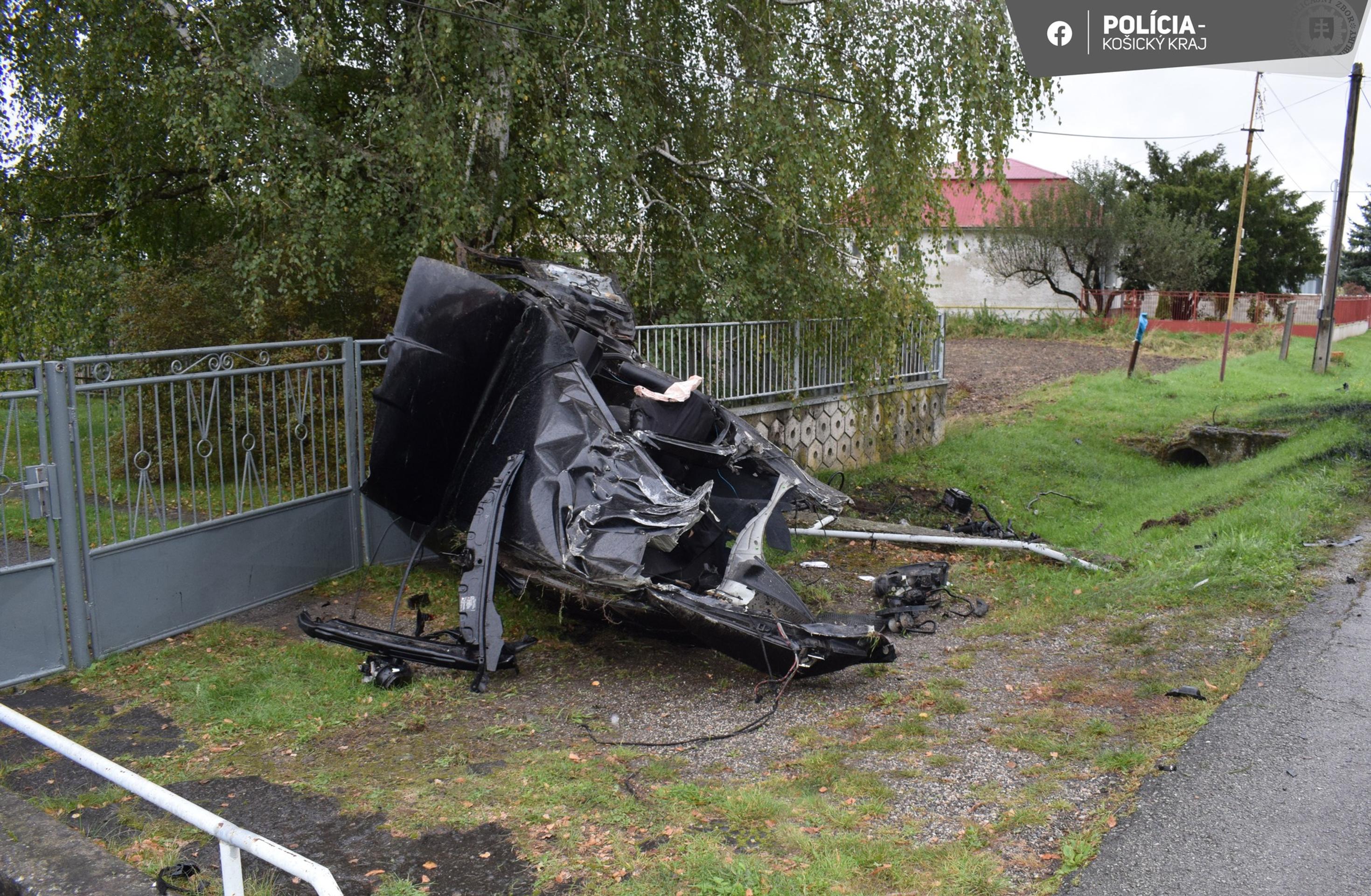 Auto pri nehode roztrhlo na polovicu