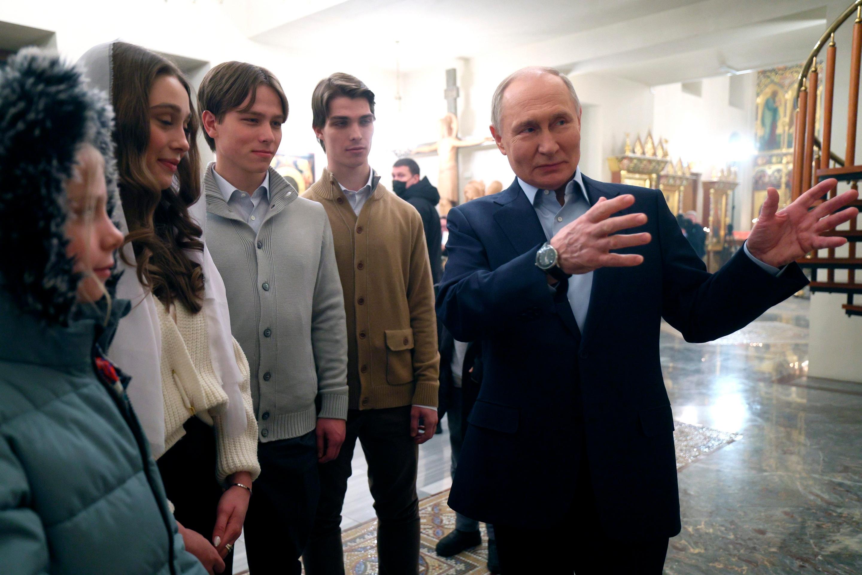 Putin slávil Božie narodenie v spoločnosti rodín vojakov padlých na Ukrajine.