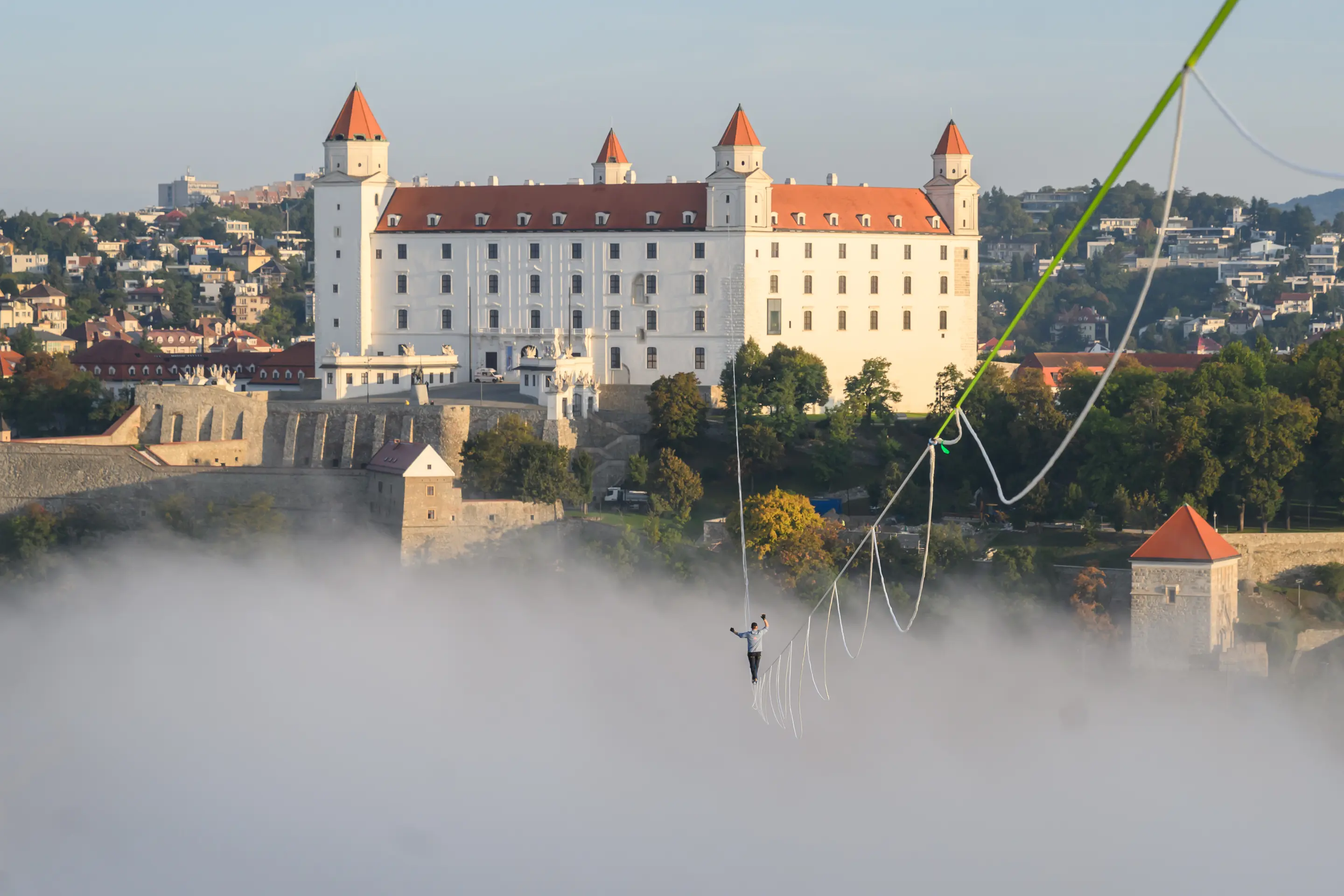 Estónec vo výške 100 metrov nad Bratislavou chce prekonať rekord.
