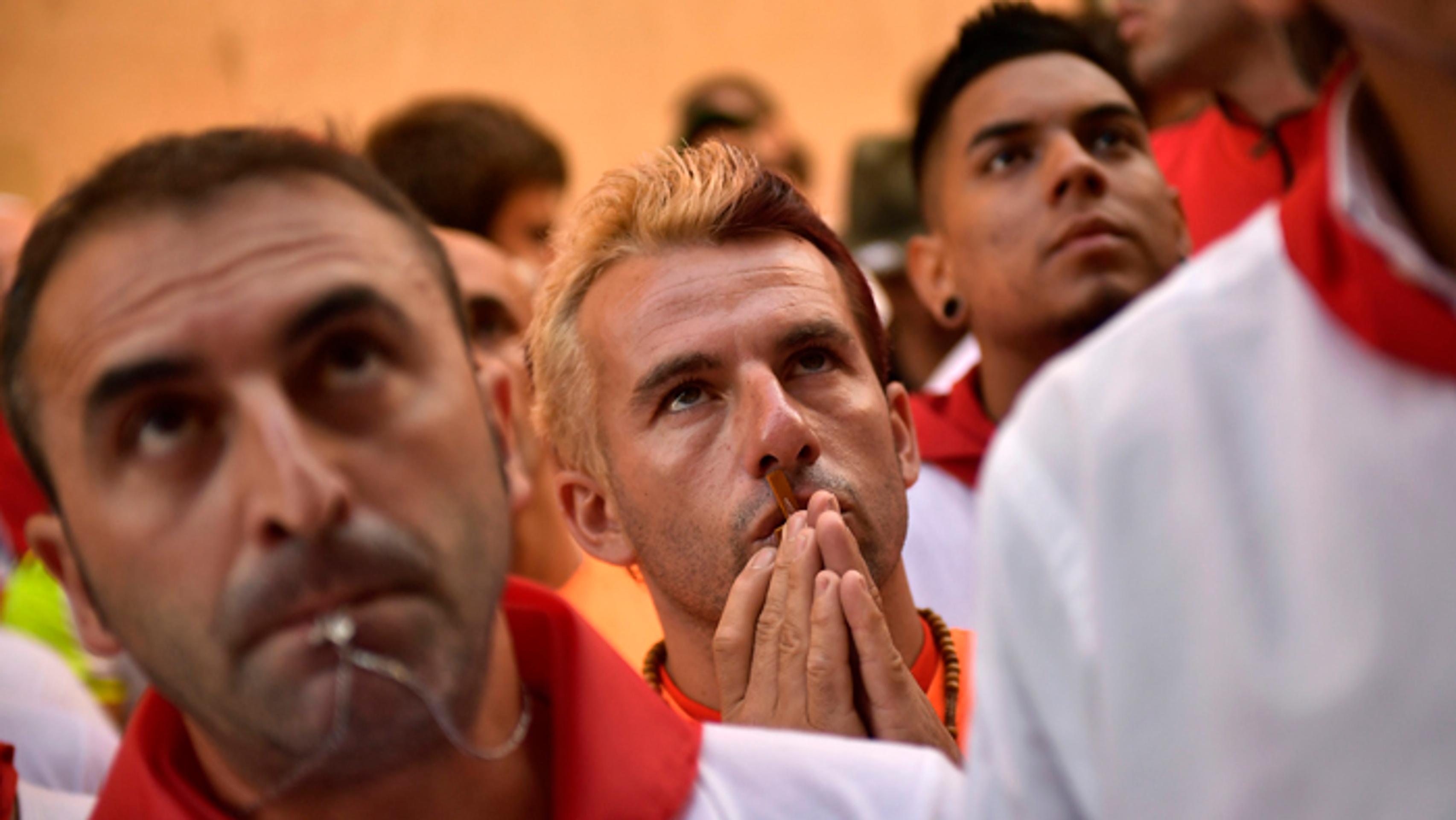 Modliaci sa muži k svätému Fermíniovi pred prvým tohtoročným behom pred býkmi v Pamplone.