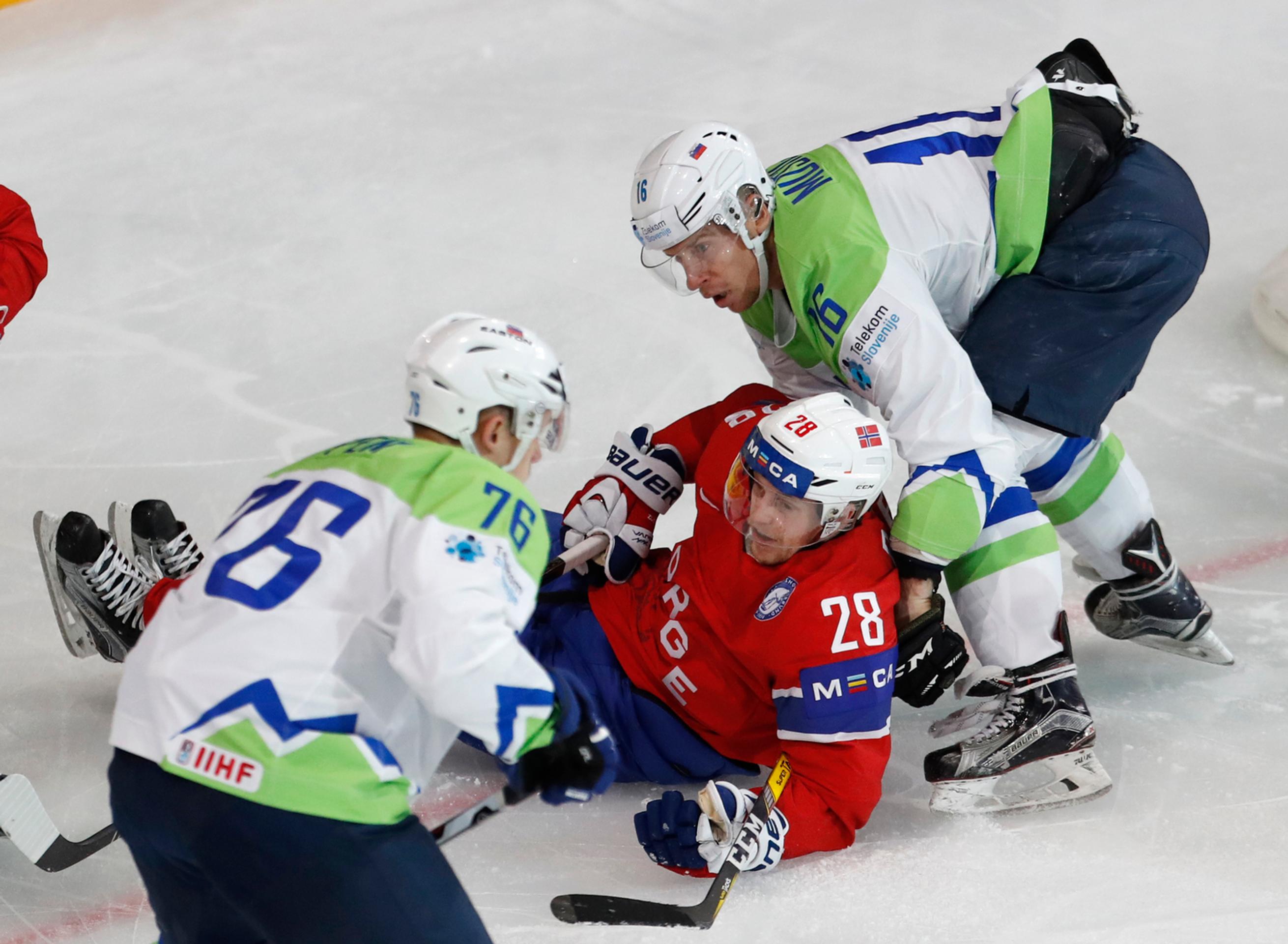 Dvojica Slovincov Nik Pem (vľavo) a Aleš Mušič atakuje Nóra Niklasa Roesta na MS 2017.