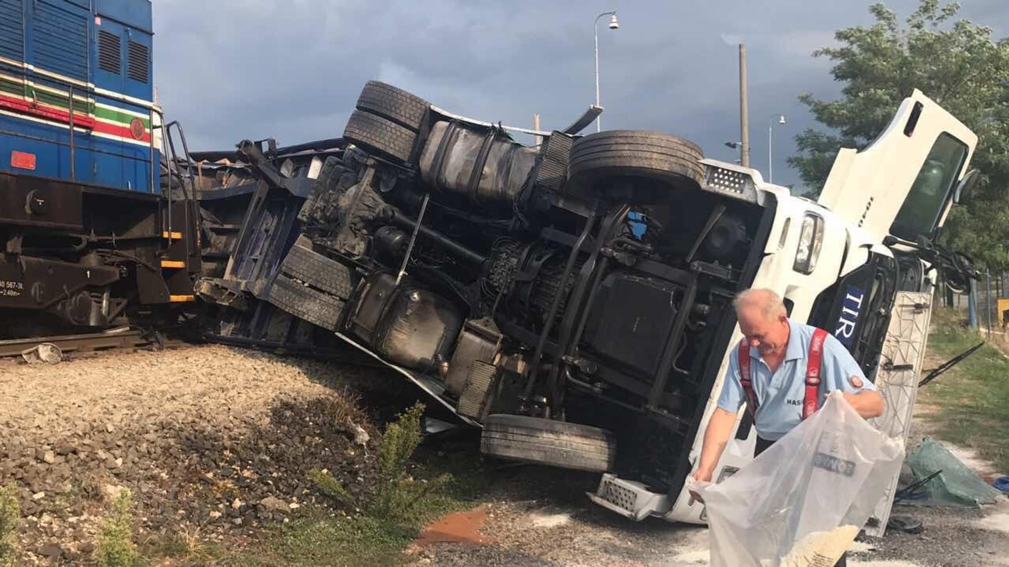 Kamión je zničený.