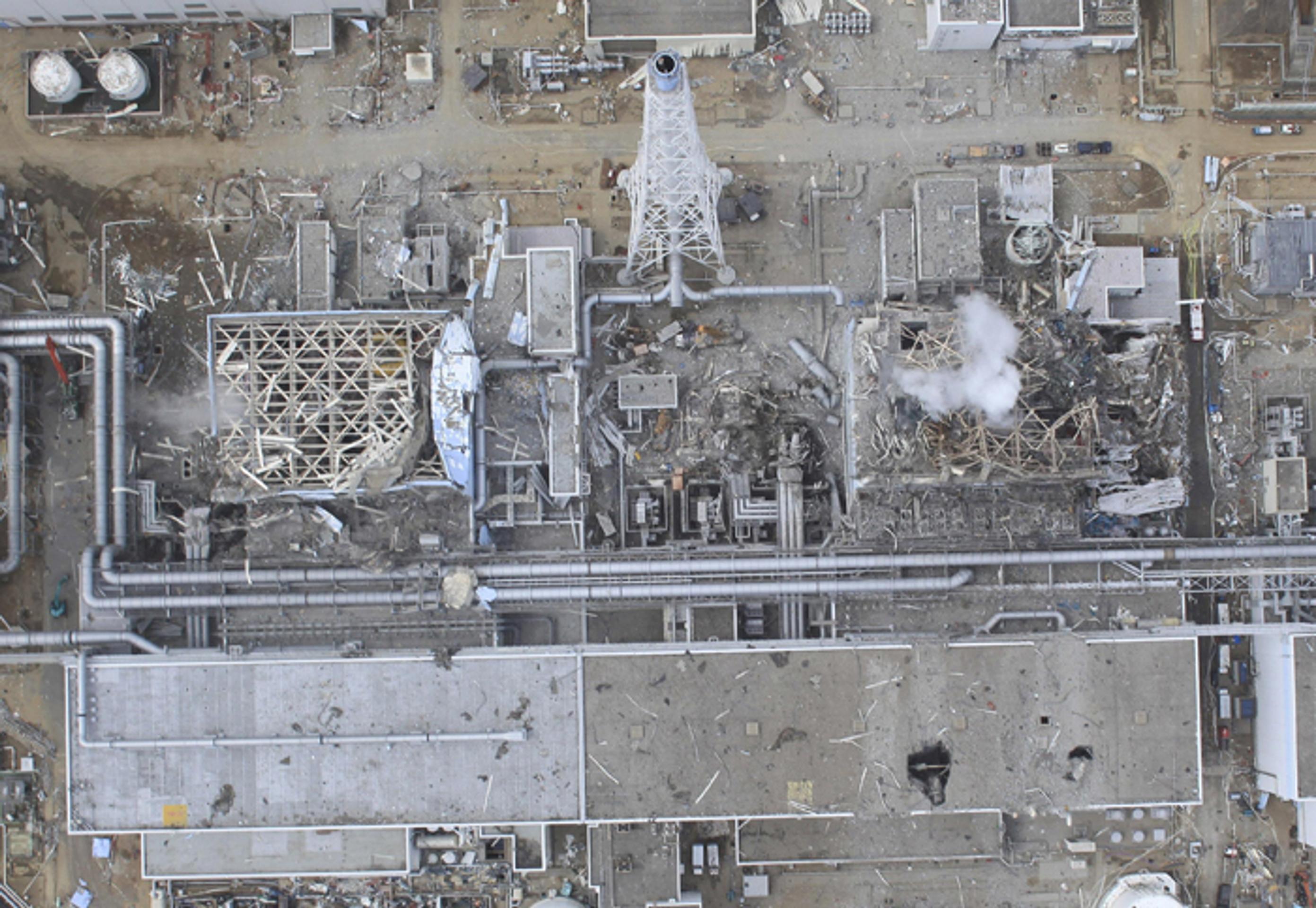 Na leteckej snímke z 20. marca 2011 pohľad na zničený reaktor 4 (vľavo) a reaktor 3  v jadrovej elektrárni Fukušima.