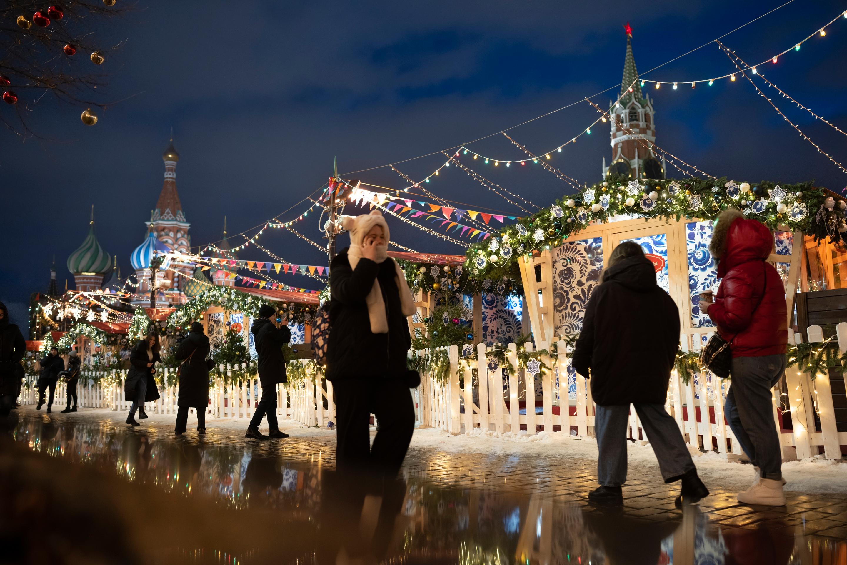 Vianočné trhy na Červenom námestí v Moskve.