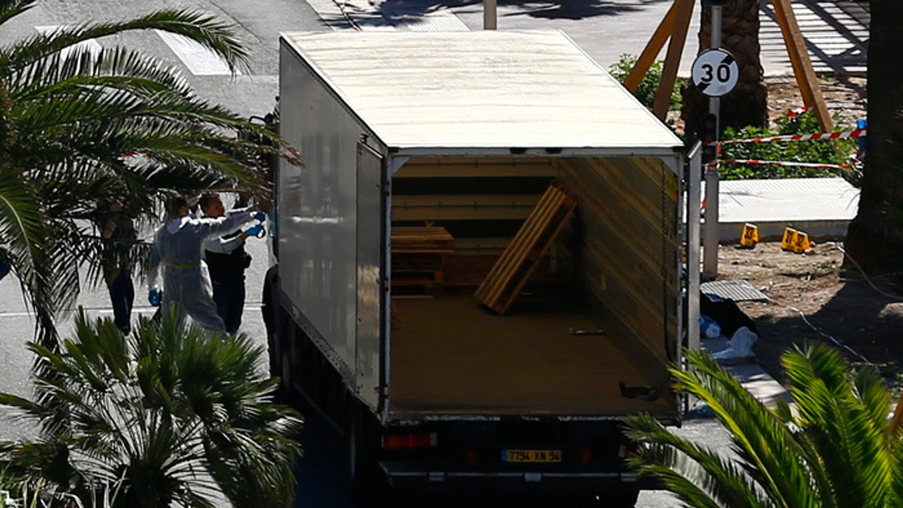 Nákladné auto na mieste, kde zostalo stáť po prestrelke s políciou po nočnom teroristickom útoku.