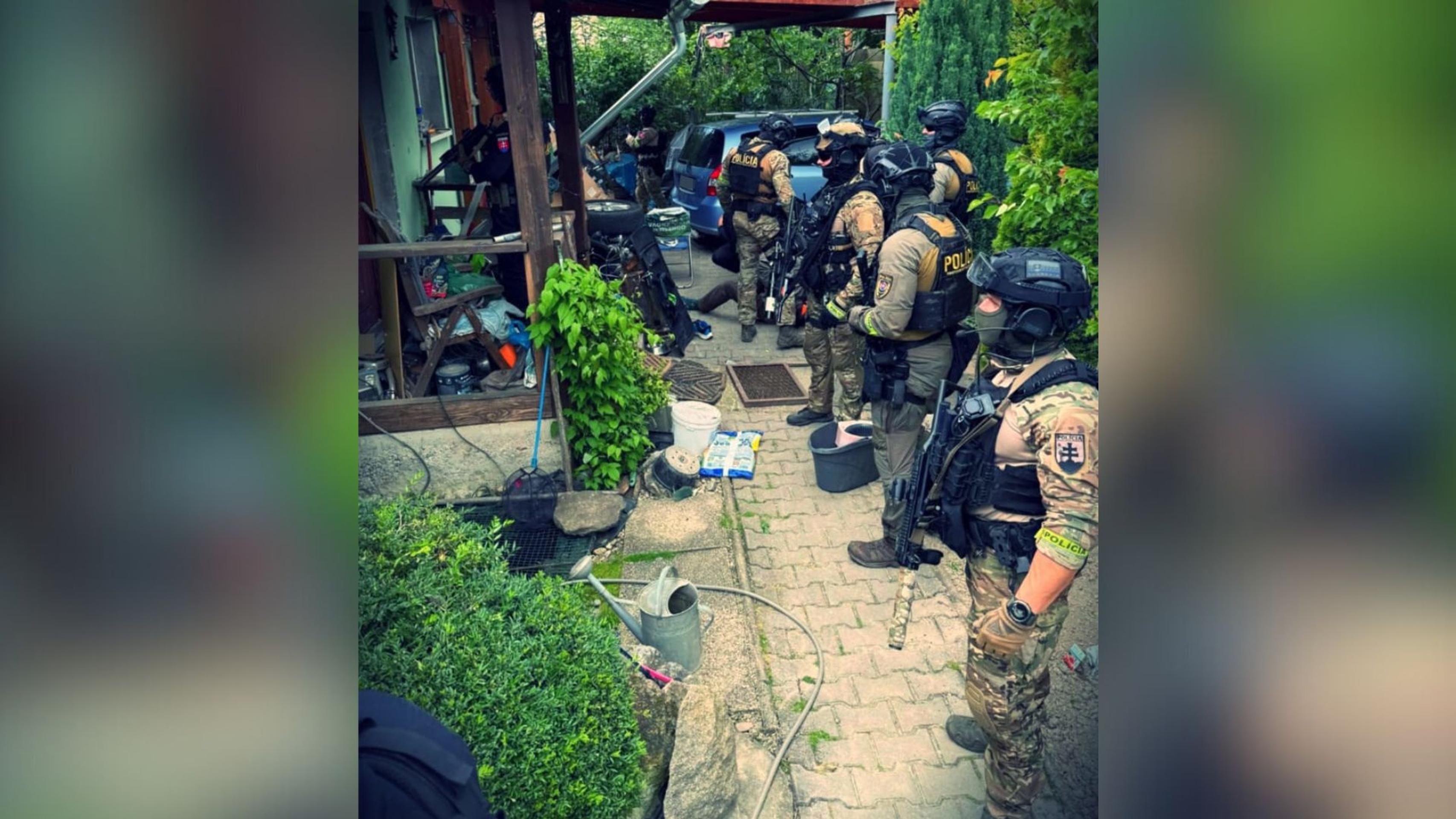 Polícia zadržala muža po incidente na škole.