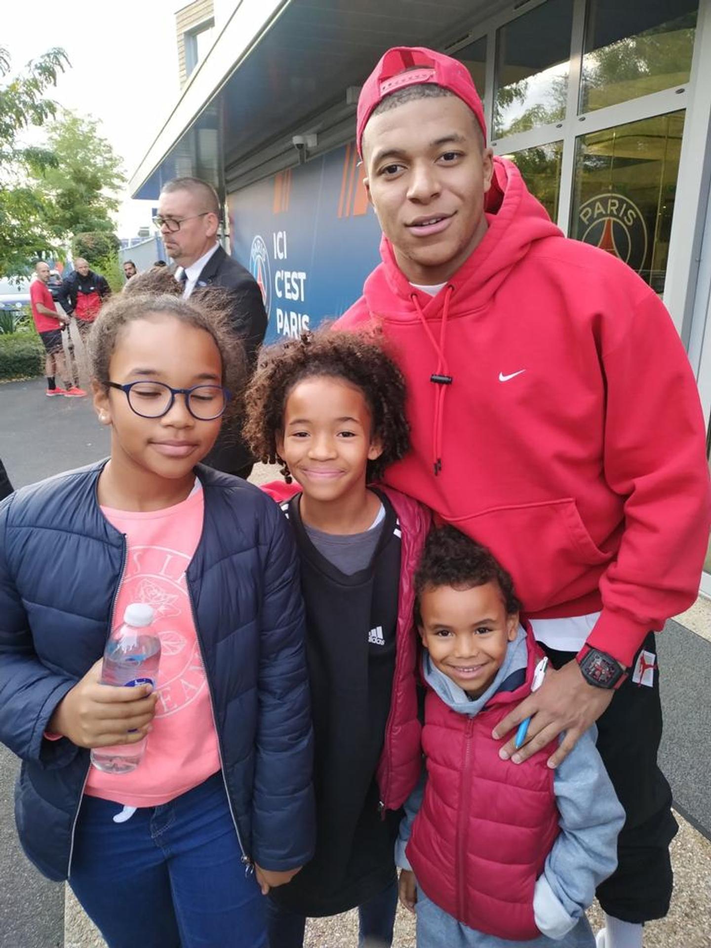 Milena (v strede) s megahviezdnym Kylianom Mbappém.