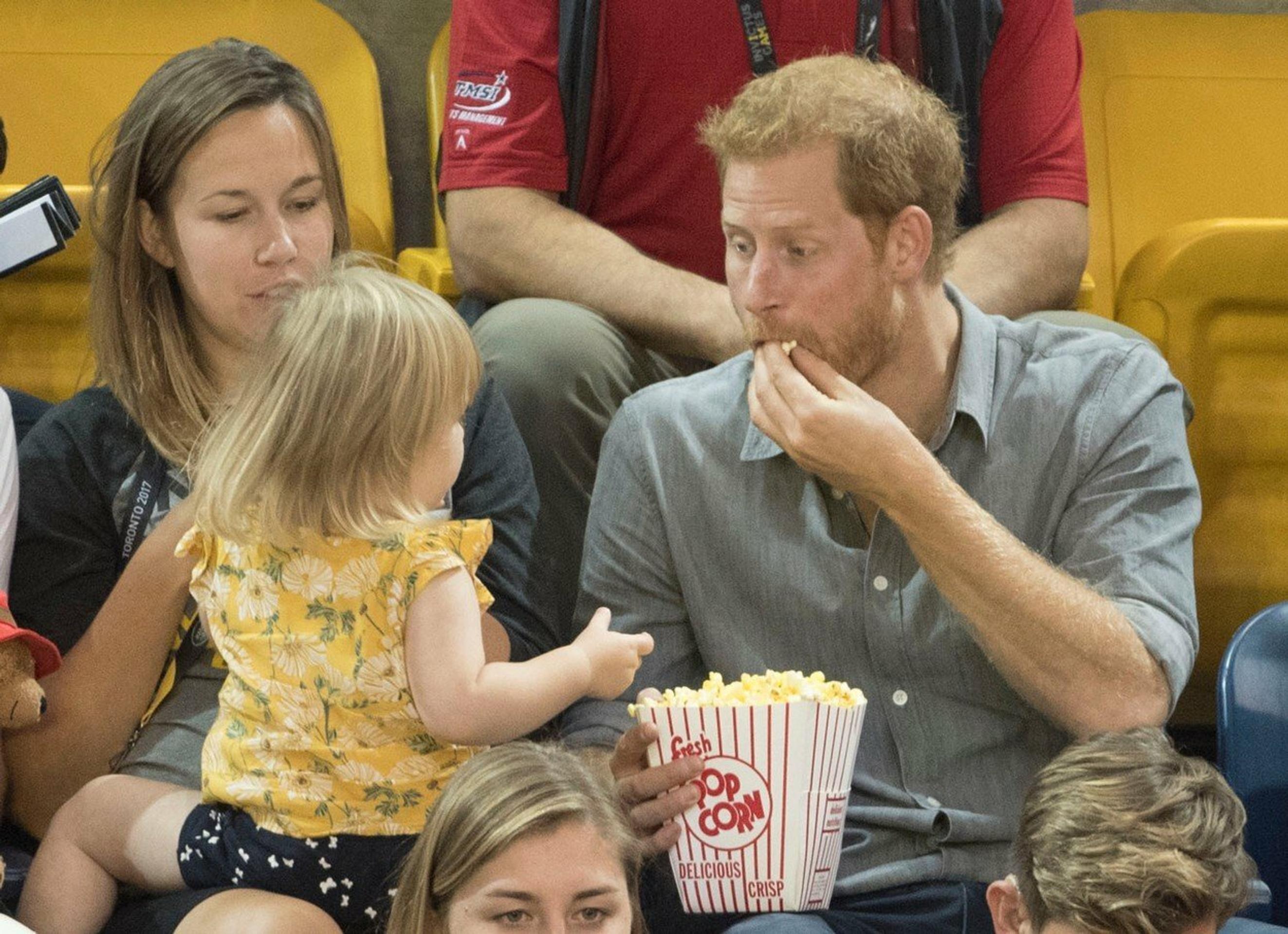 Princ Harry zabával dvojročnú Emily
