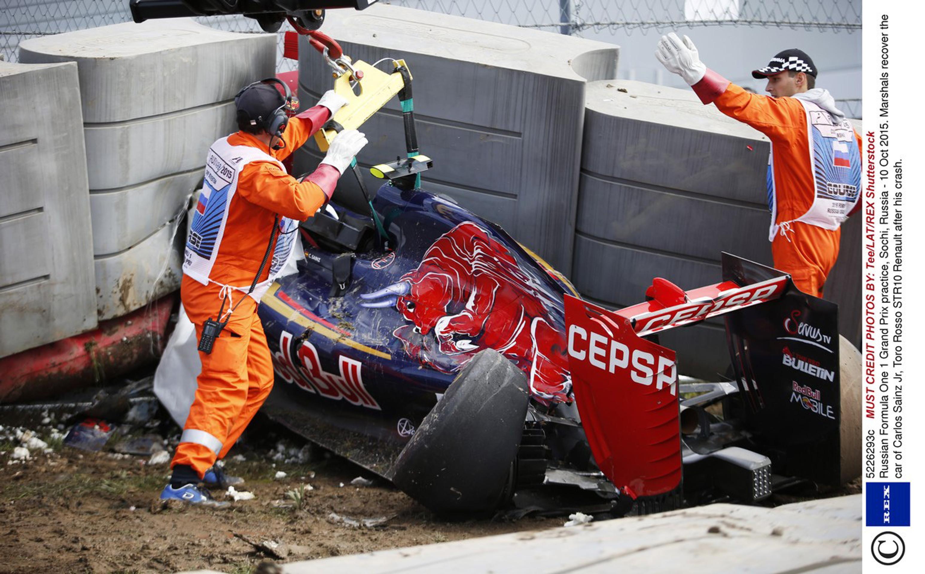 Carlos Sainz havaroval na tréningu.
