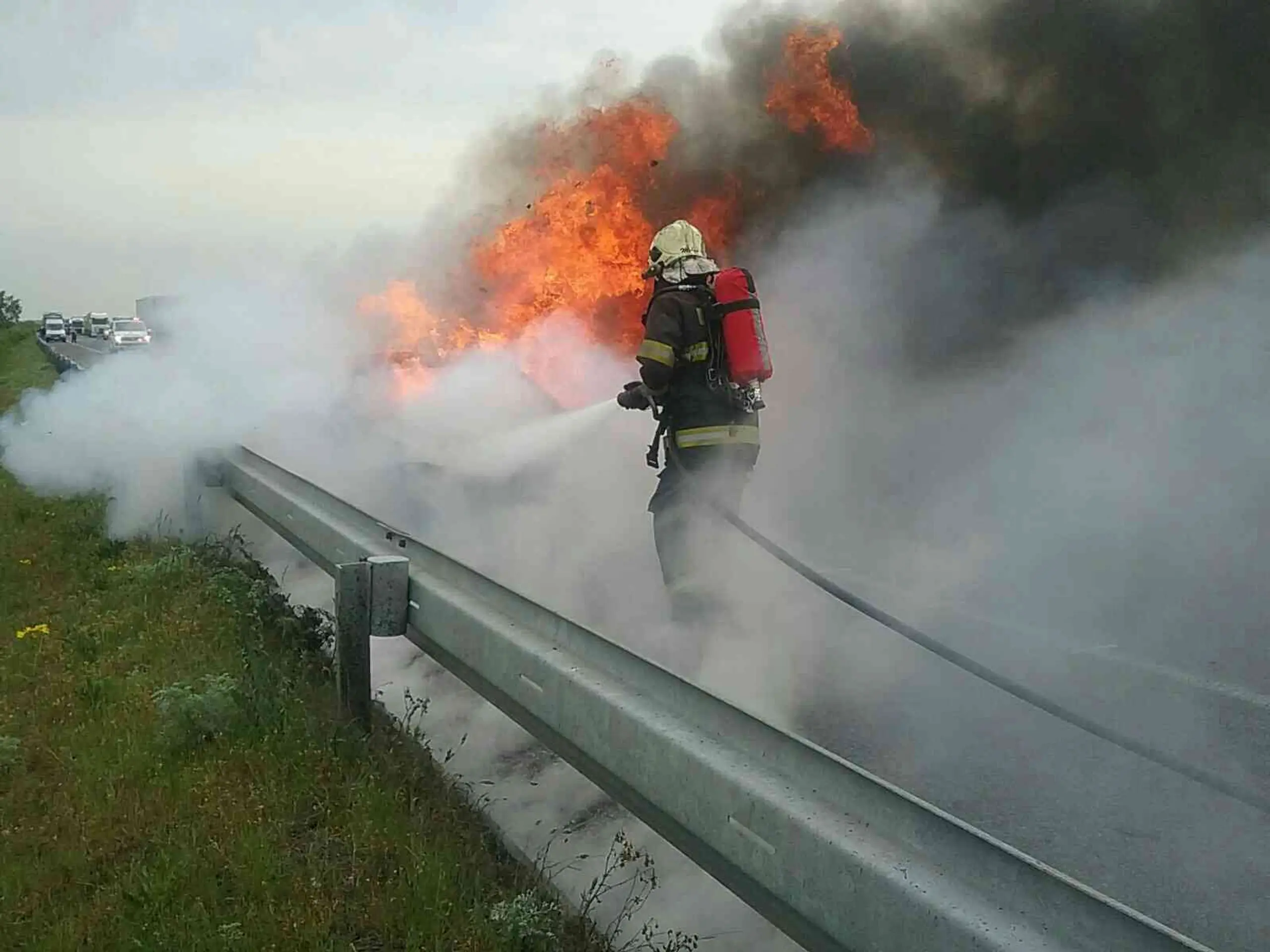 Požiar auta na D2 pri hraničnom priechode Čunovo – Rajka.