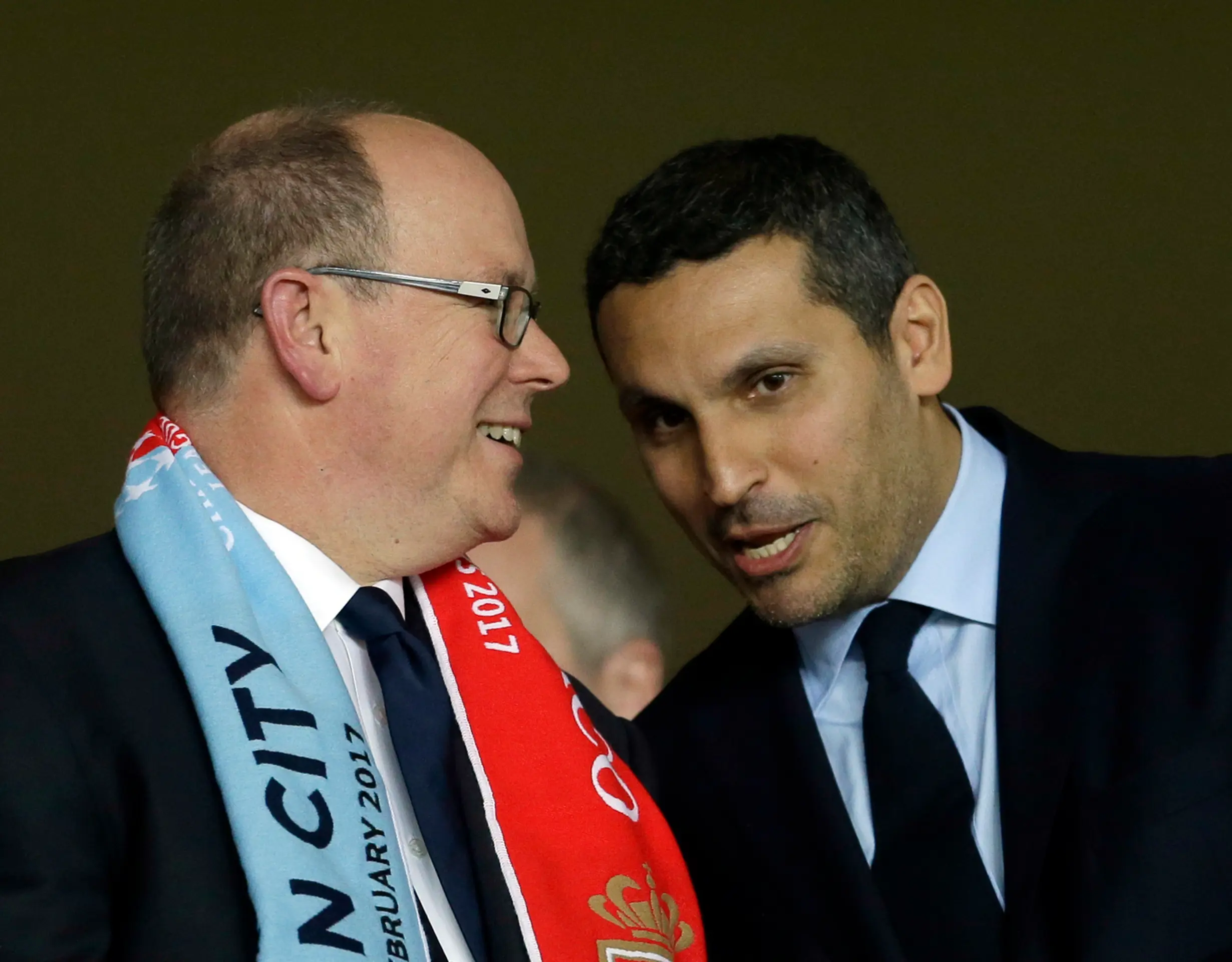 Prezident ManCity Chaldon al-Mubarak (vpravo) v debate s monackým princom Albertom II. počas odvety osemfinále LM proti Monacu.