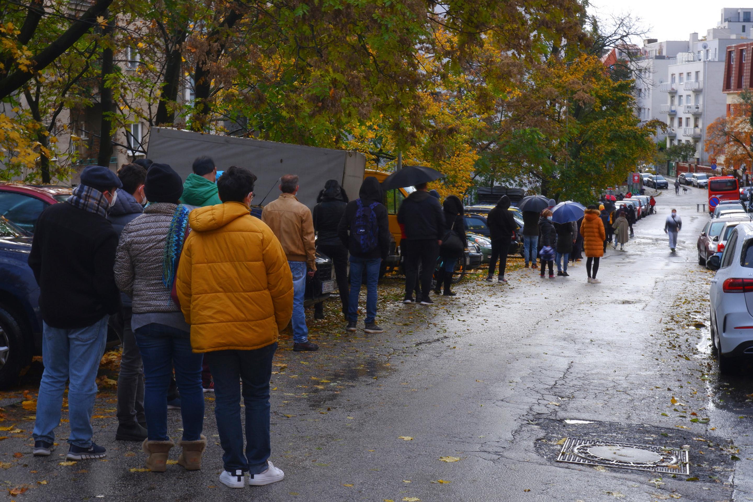 Na snímke pred odbernými miestami čaká v radách viac ako 80 testovaných po celej Trnave.