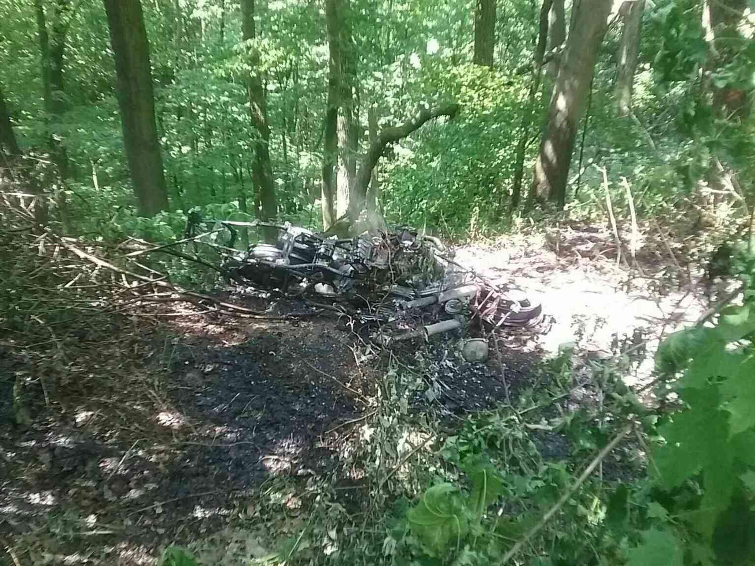 Zhorená motorka po nehode pred Bielou horou.