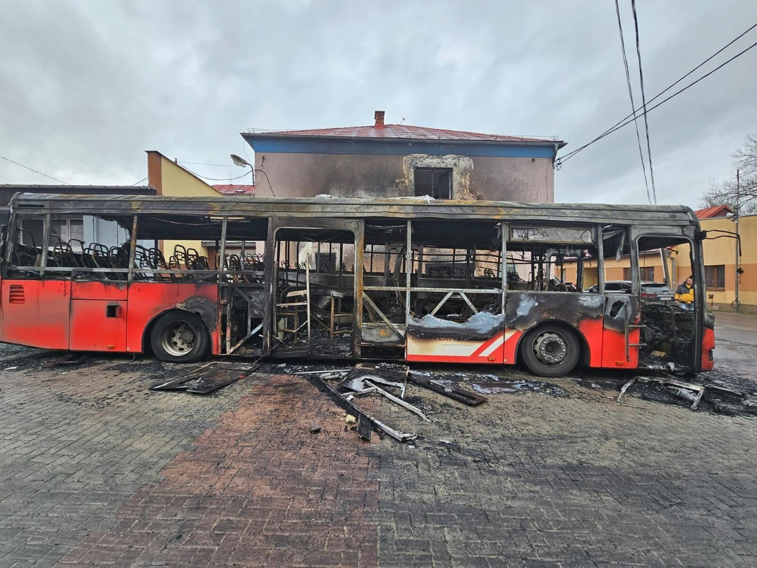 Zničené autobusy