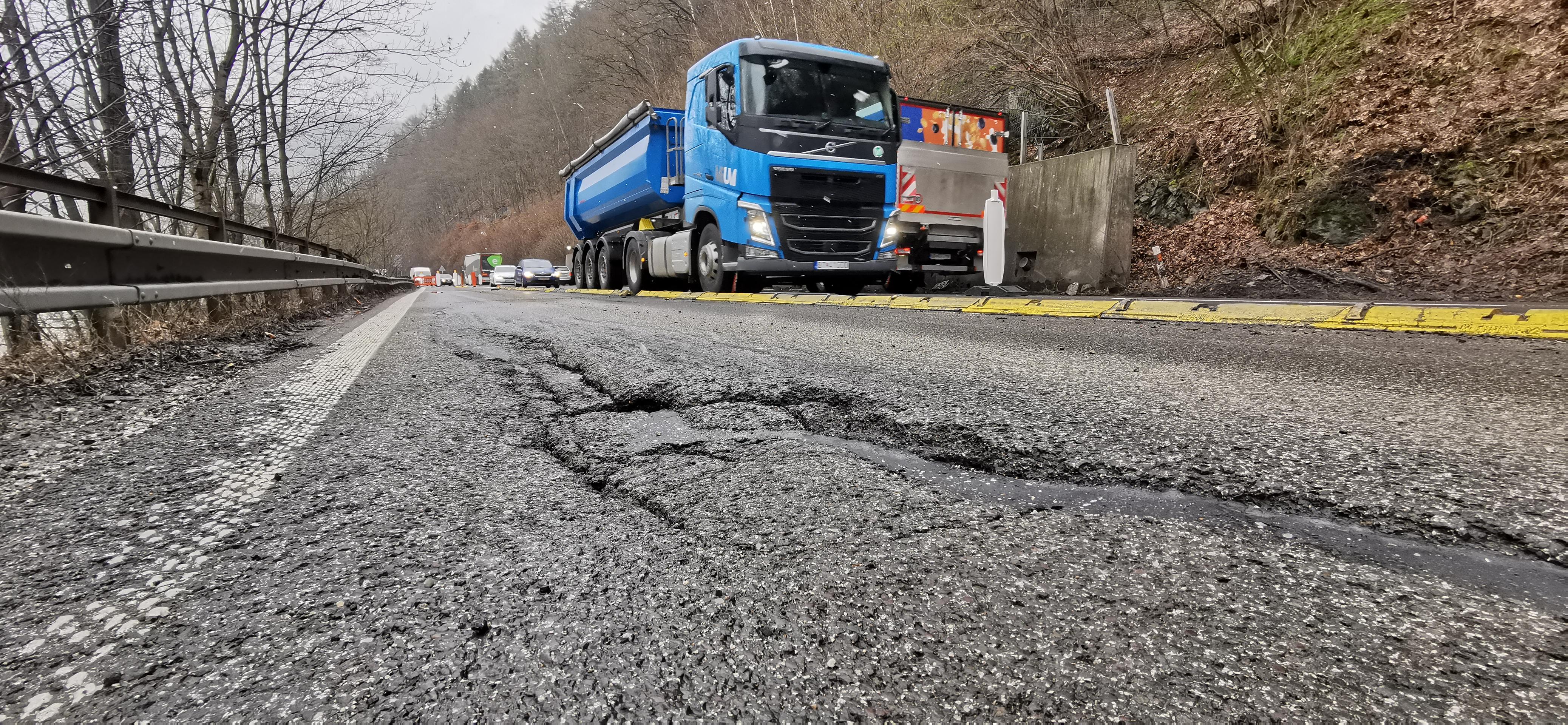 Podľa riaditeľa Investičnej výstavby a správy ciest Slovenskej správy ciest v Žiline Ivana Brečku hrozí zosuv vozovky, prípadne rozpad podložia, ktoré je súčasťou oporného múru