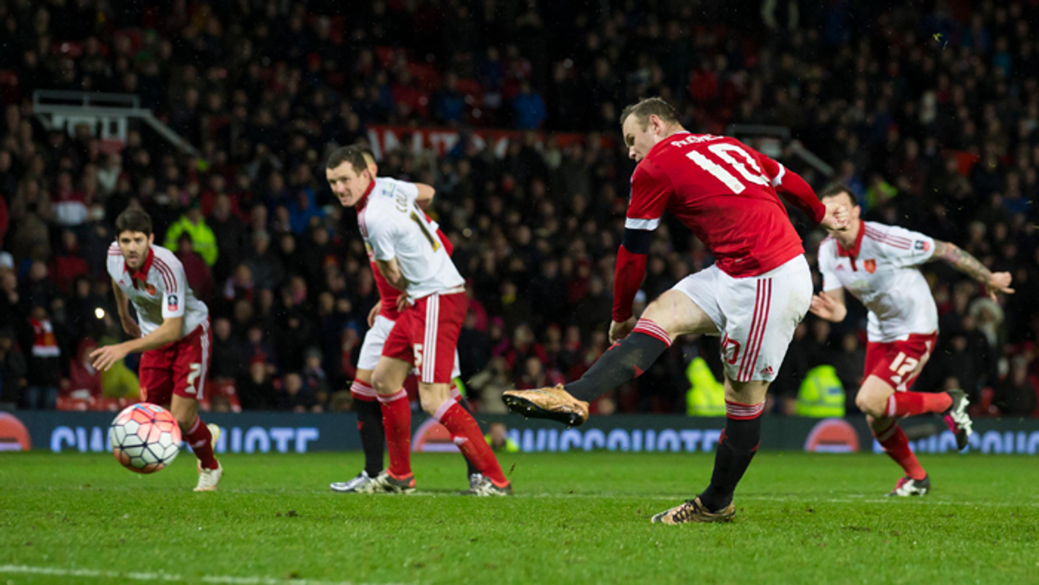 Wayne Rooney (Manchcester United) skóruje z penalty v FA Cupe proti Sheffield United.