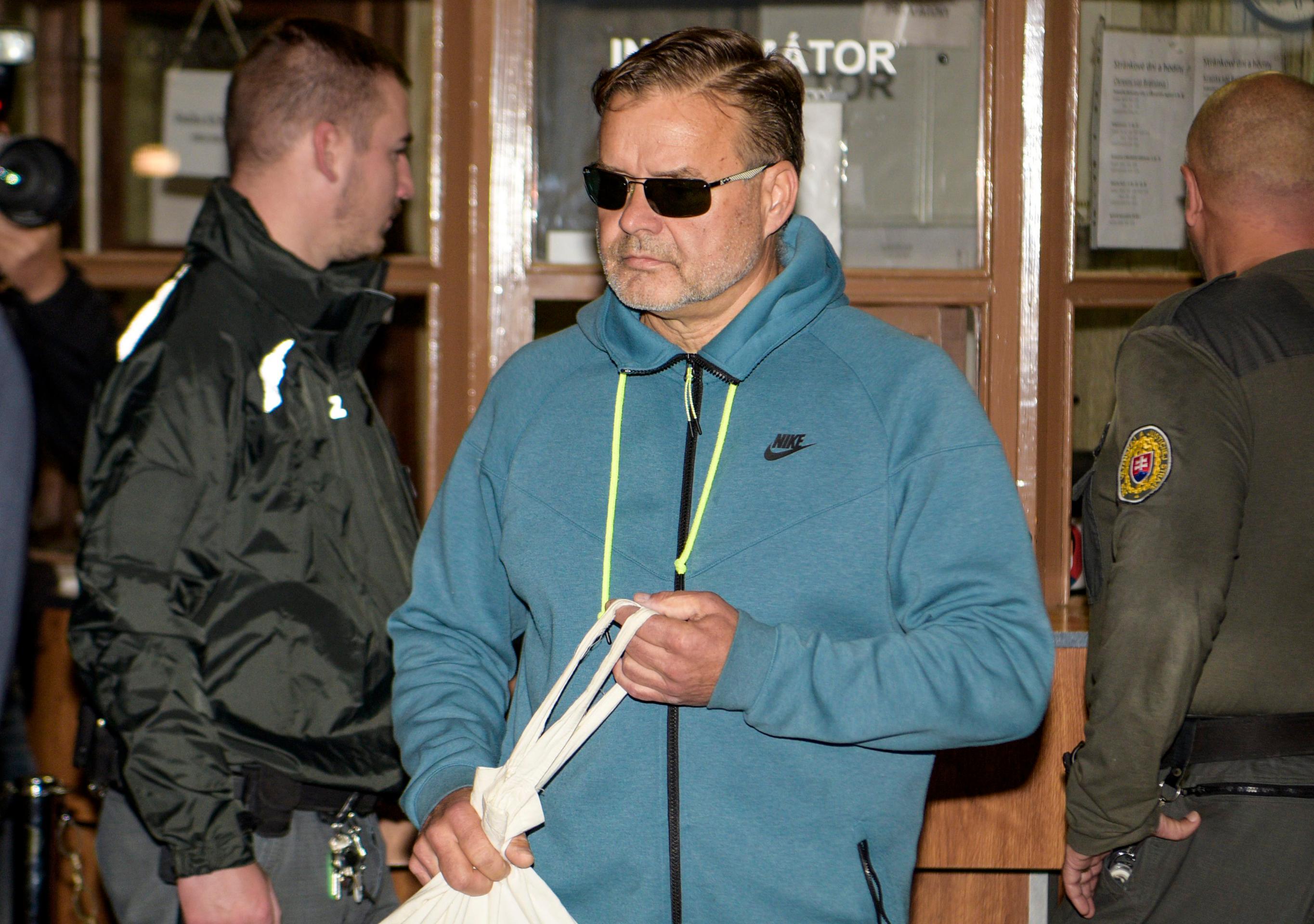 Obvinený Dušan Dědeček prichádza na Krajský súd v Bratislave.