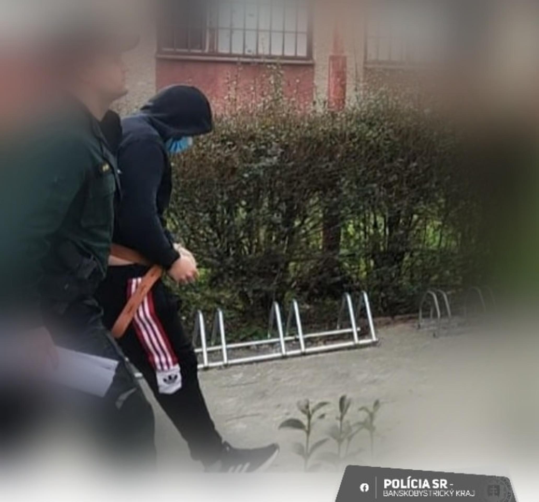 Muži, ktorí v Lubeníku zbili iného muža palicou, putujú do väzby.