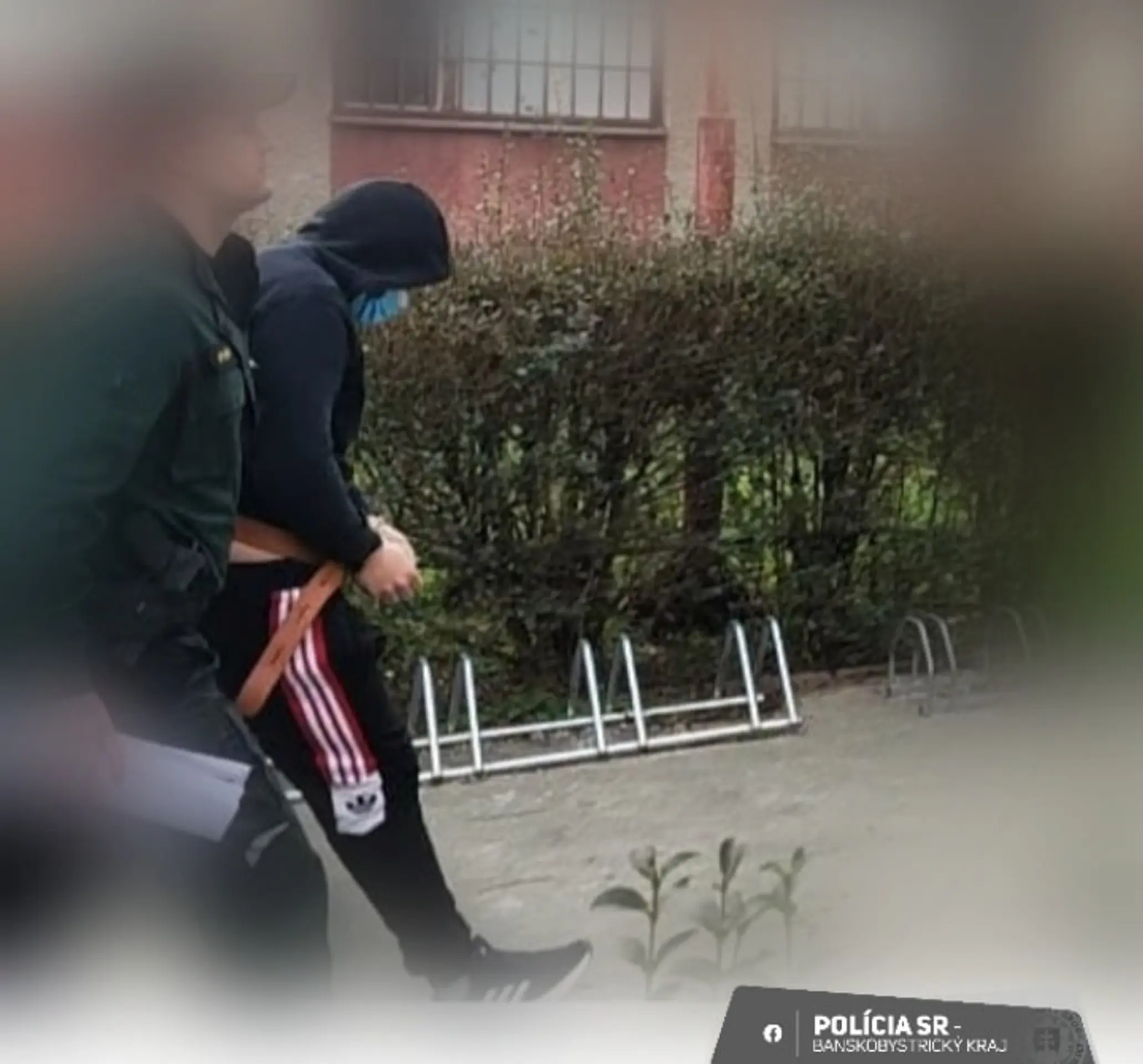 Muži, ktorí v Lubeníku zbili iného muža palicou, putujú do väzby.