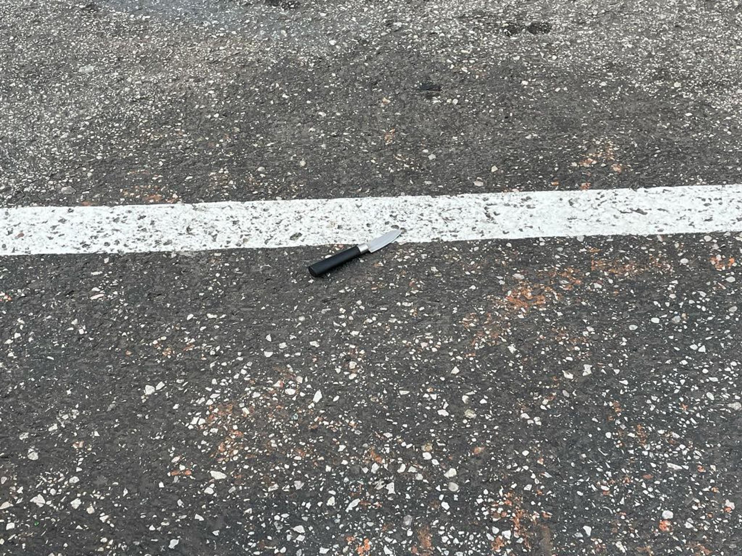 Muž napádal ľudí na ulici.