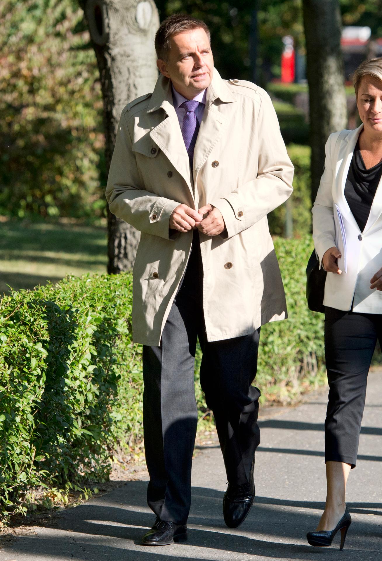 Minister financií Peter Kažimír prichádza pešo na rokovanie vlády. 