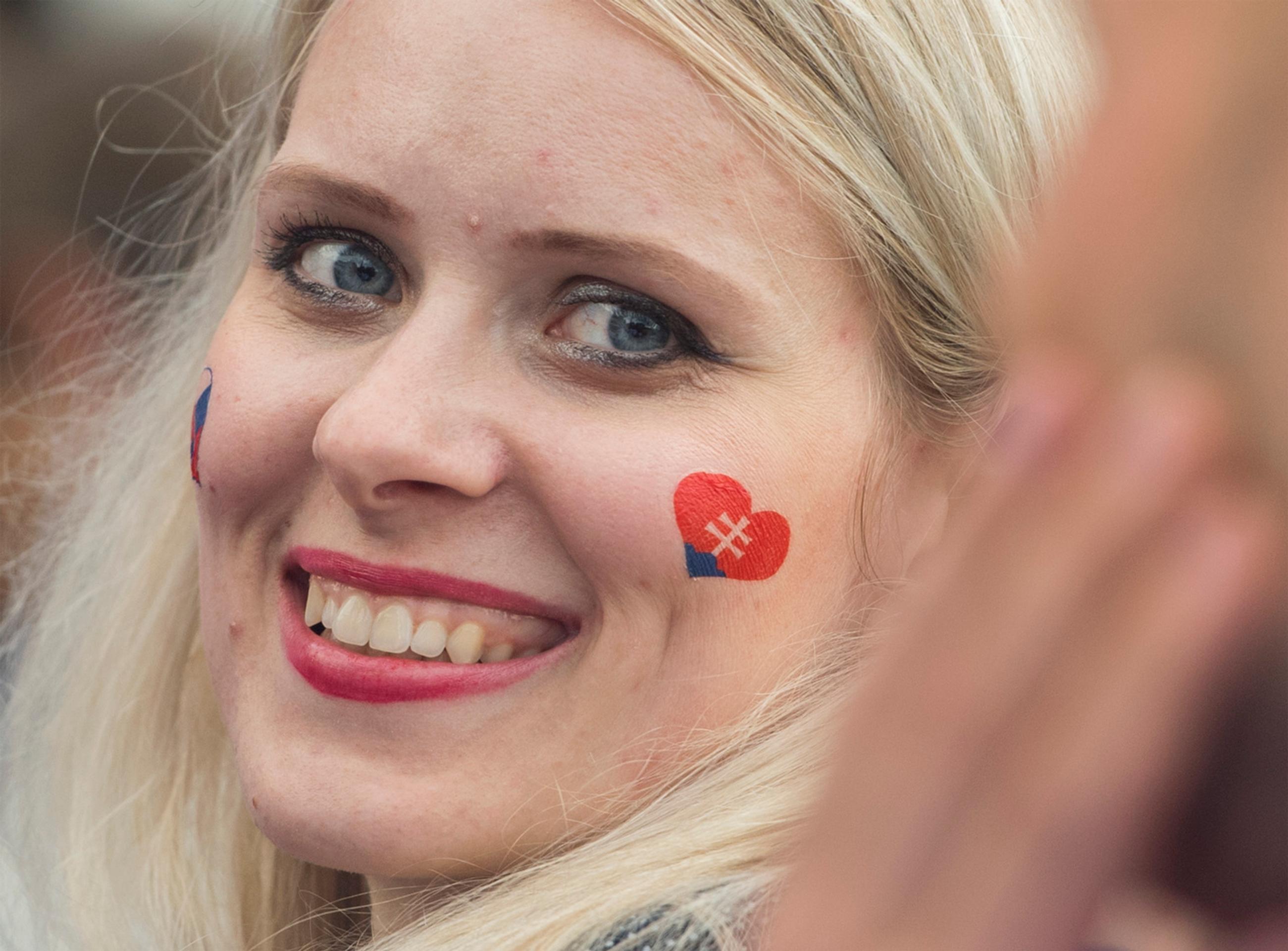 Sprava Richard Pánik a Američan Ryan Suter bojujú o puk v zápase na MS 2019.