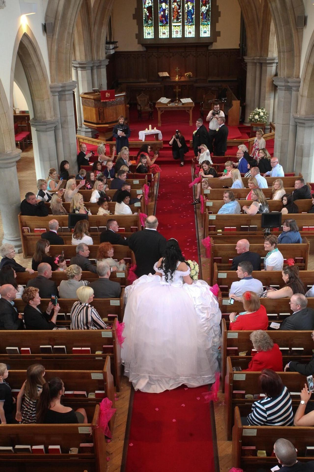 Rebekah Markham v kostole.