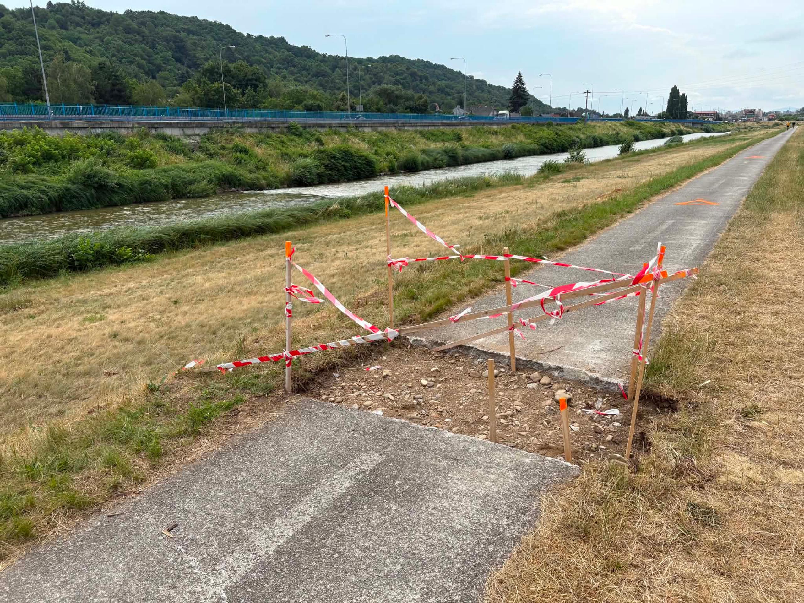 Cesta, ktorú zničili horúčavy.