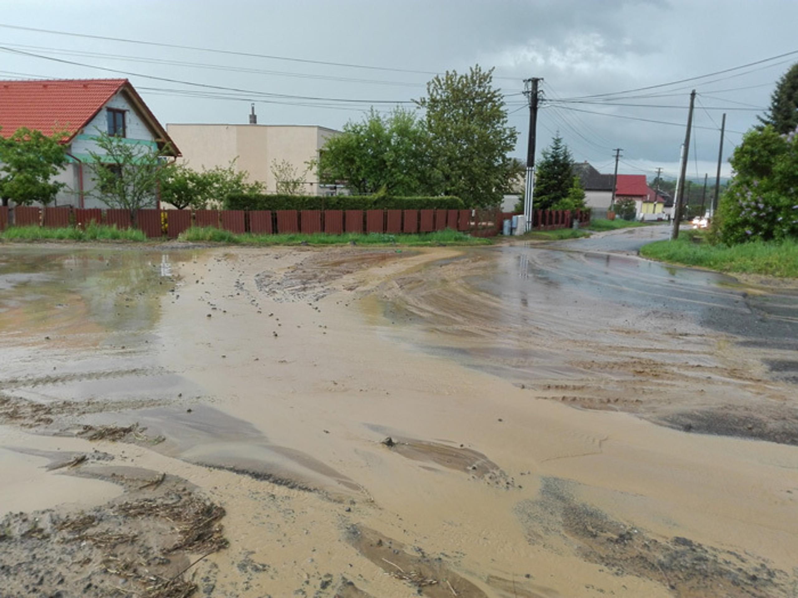 Cesta v obci Župčany po prietrži mračien.