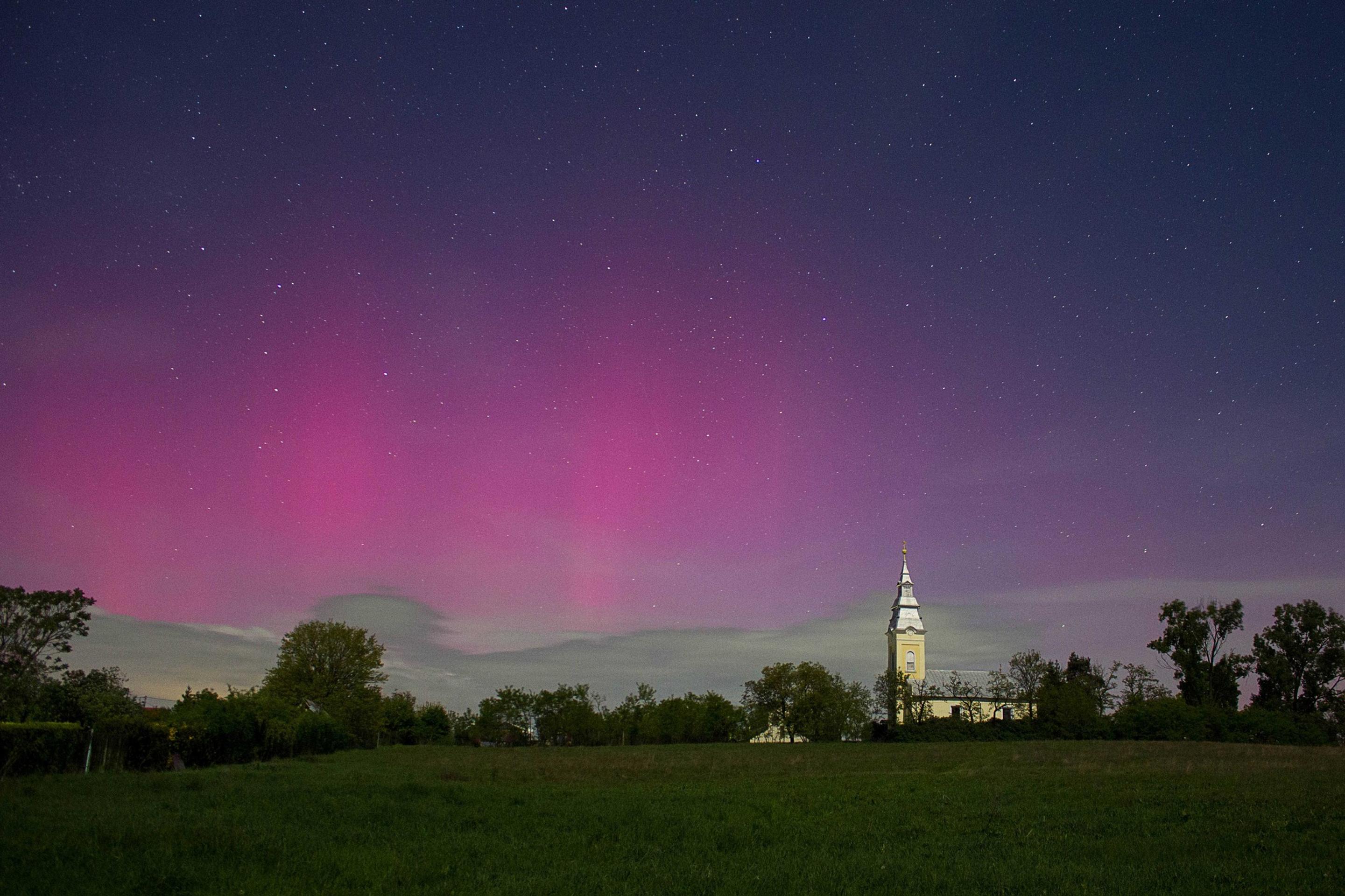Polárna žiara nad obcou Leles