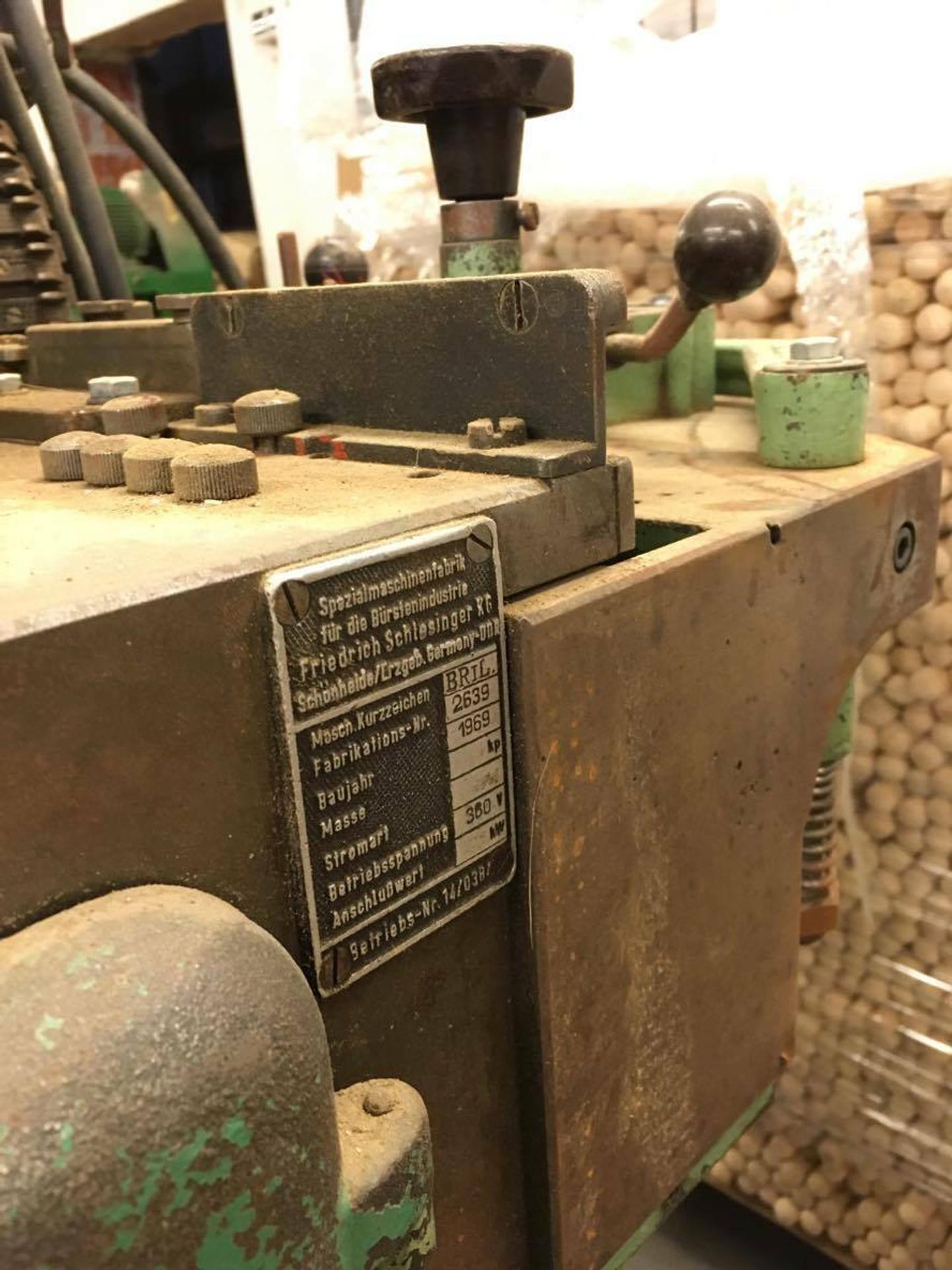 Stroj na výrobu drevených kefiek