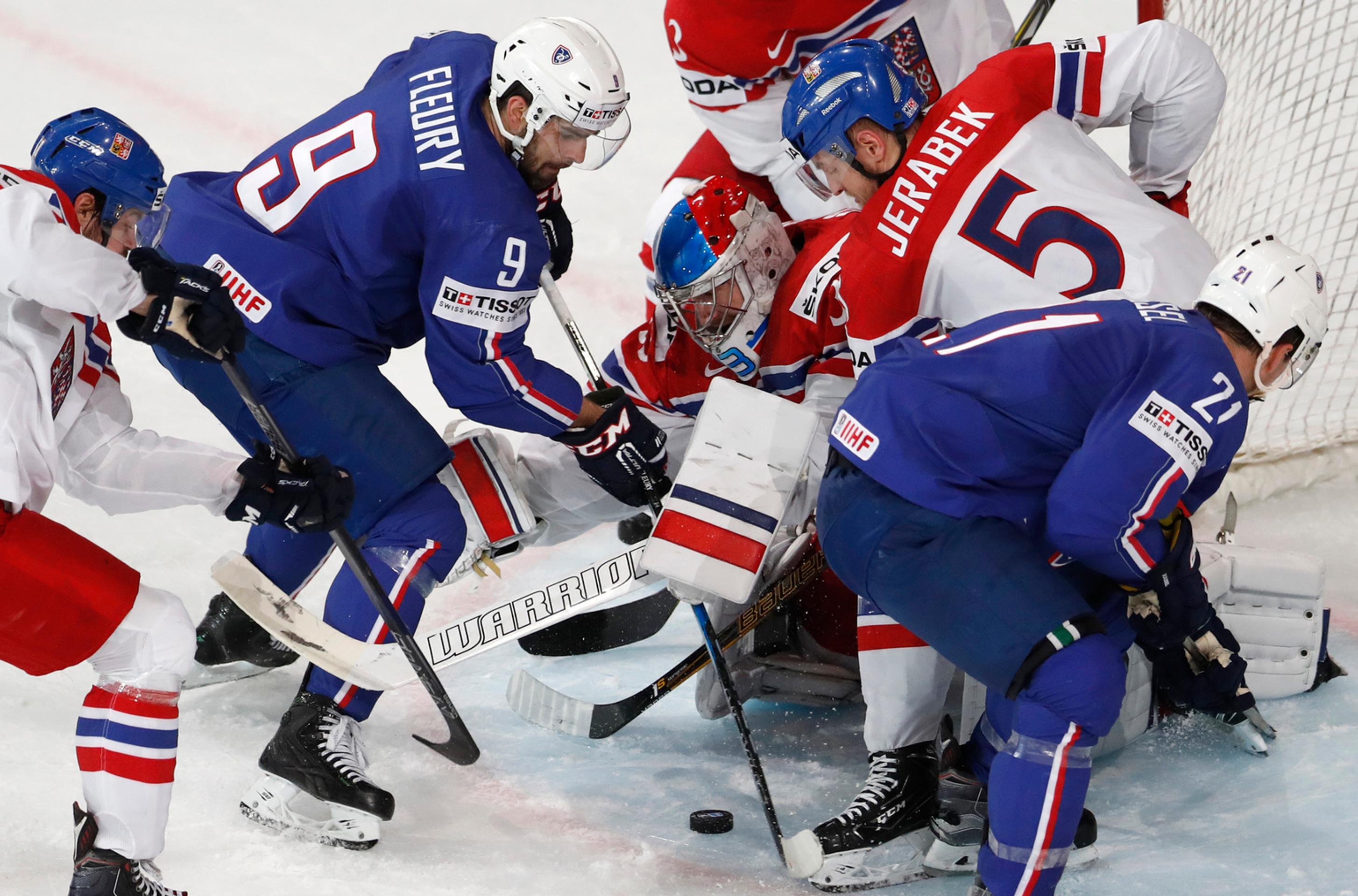 Český brankár Pavel Francouz vyráža strelu Francúza Damiena Fleuryho.