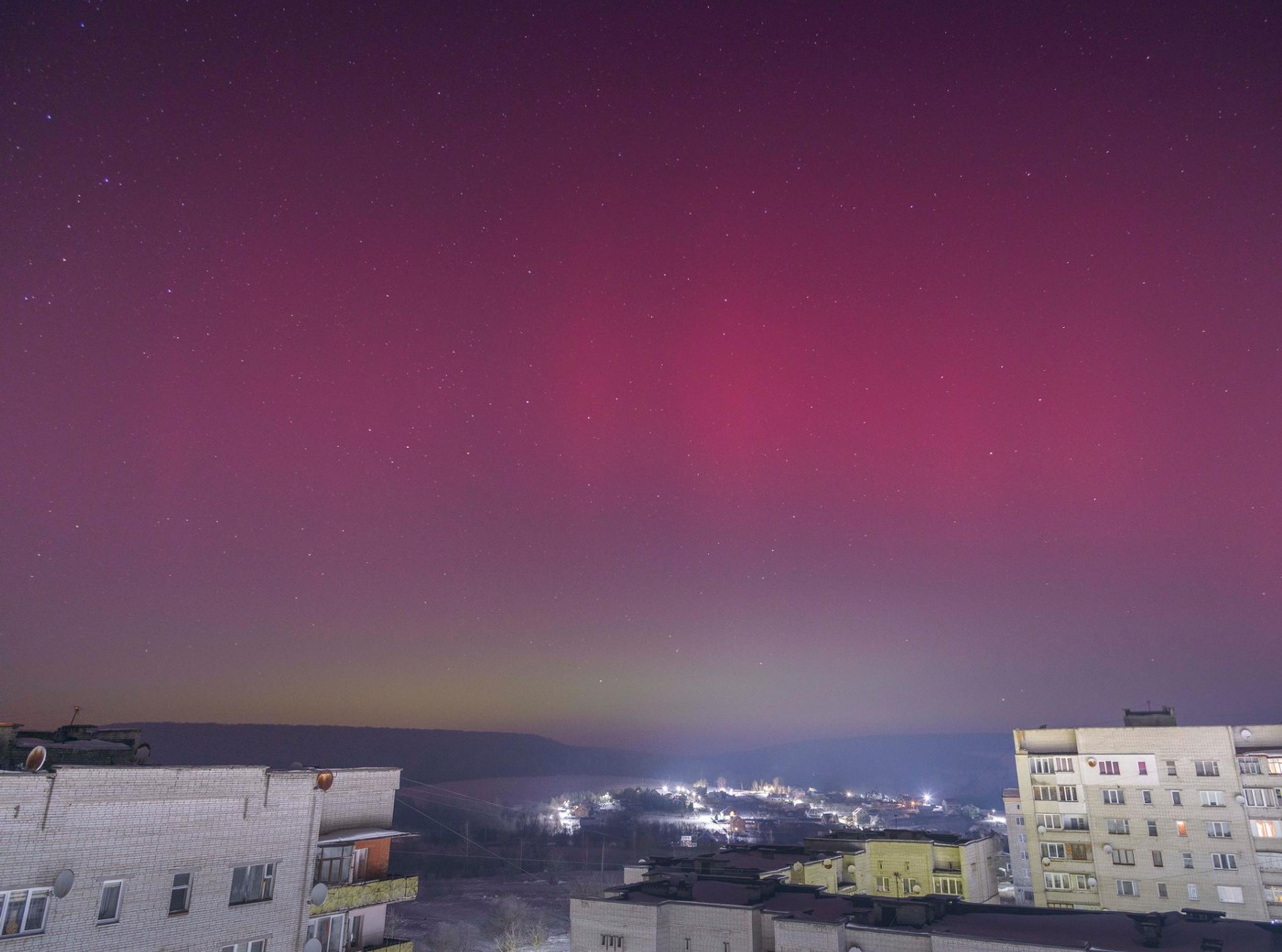 Polárna žiara nad ukrajinským Ľvovom.