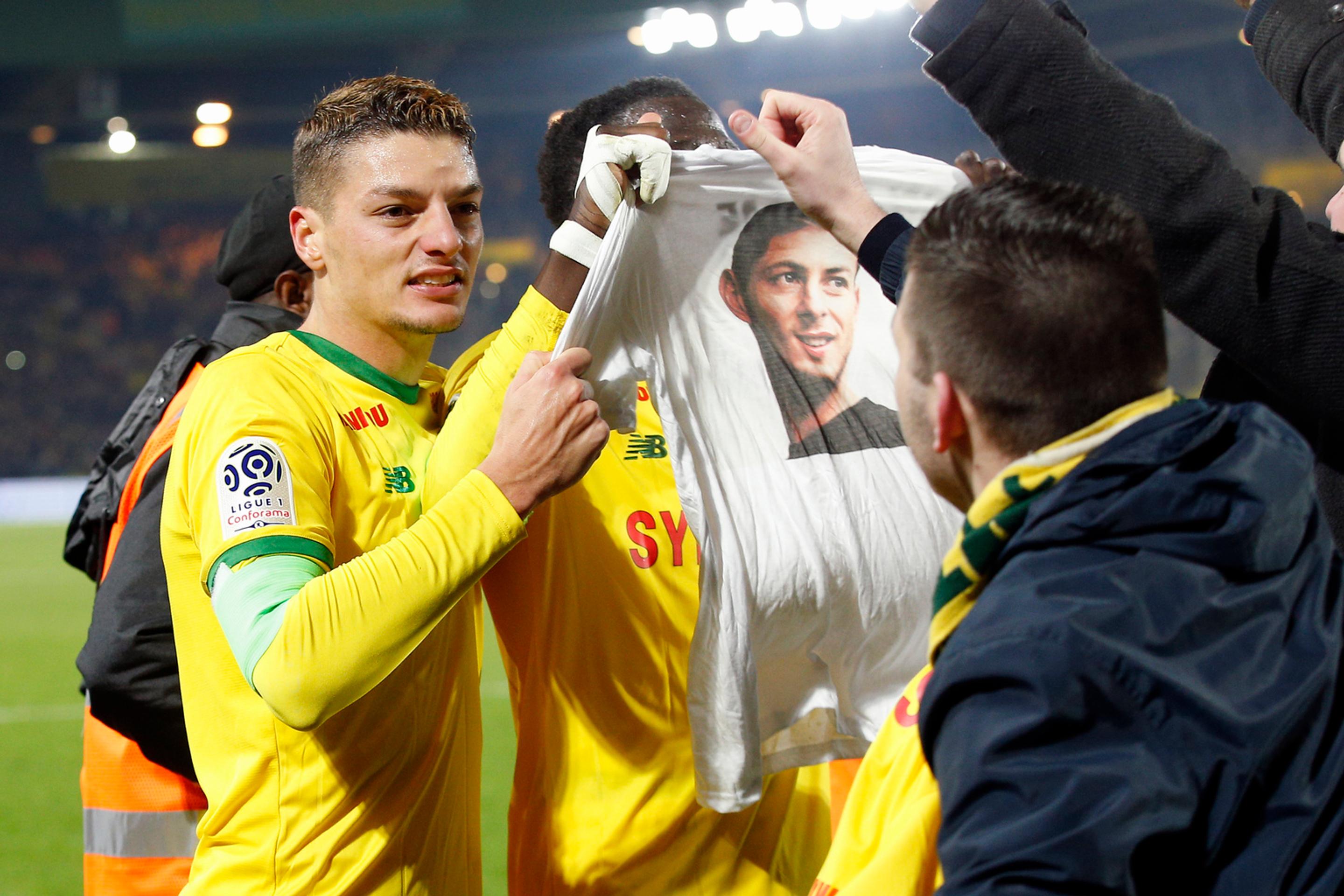 Hráči Nantes si tričkom uctili pamiatku zmiznutého exhráča klubu Emiliana Salu v zápase so Saint-Étienne.