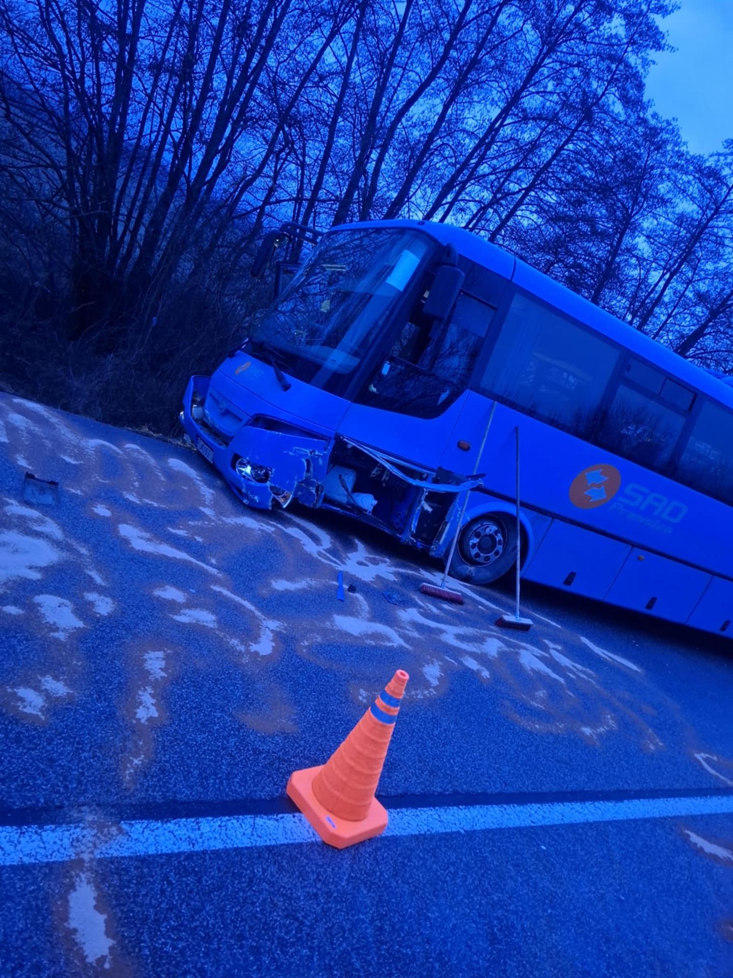 Zrážka áut s autobusom.