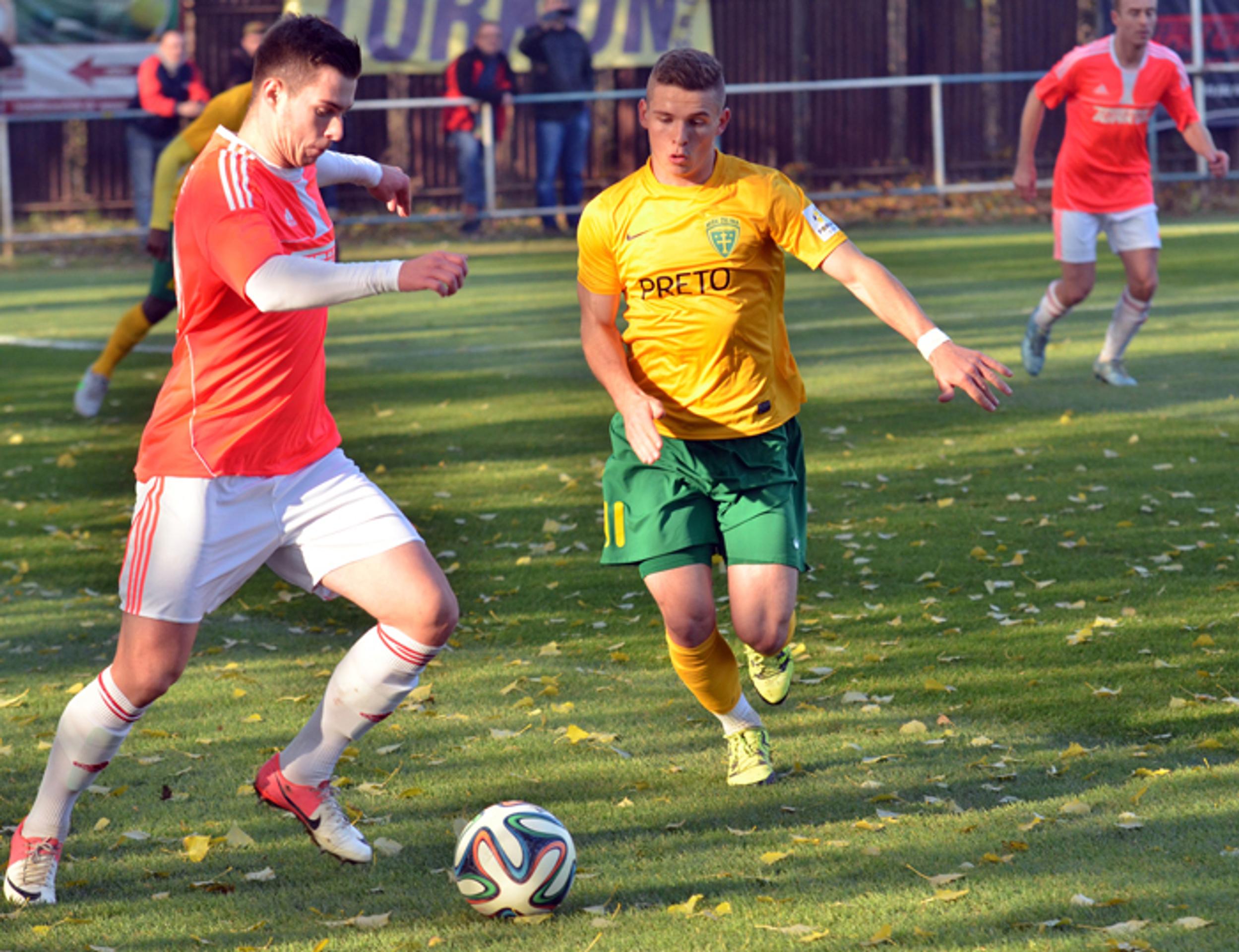 Vľavo hráč TJ FK Vyšné Opátske Filip Kis a hráč MŠK Žilina Nikolas Špalek v zápase 5. kola Slovnaft Cup-u.