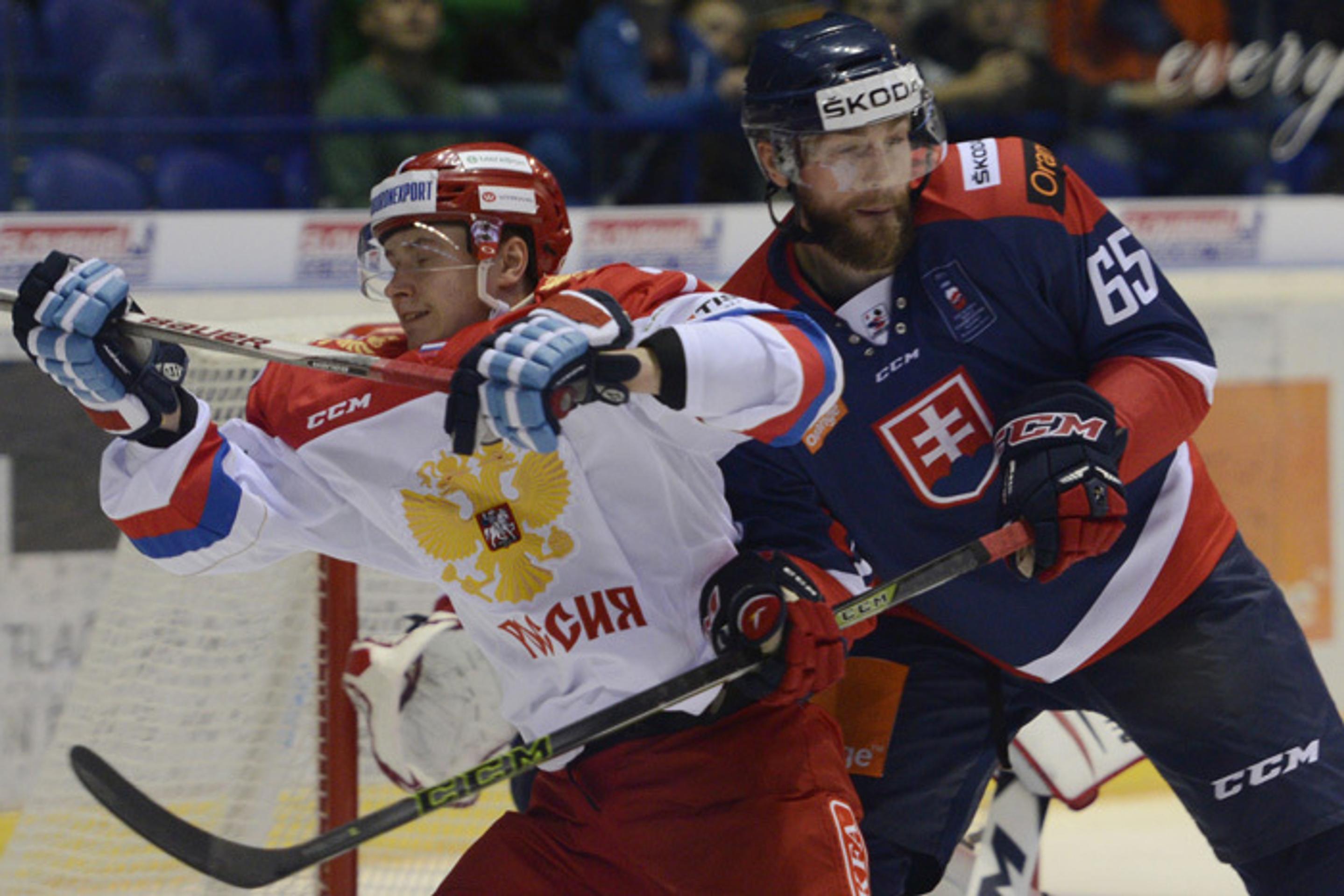 Vpravo Tomáš Marcinko, vľavo Sergej Šumakov (Rusko) v zápase Euro Hockey Challenge 2016 Slovensko - Rusko.