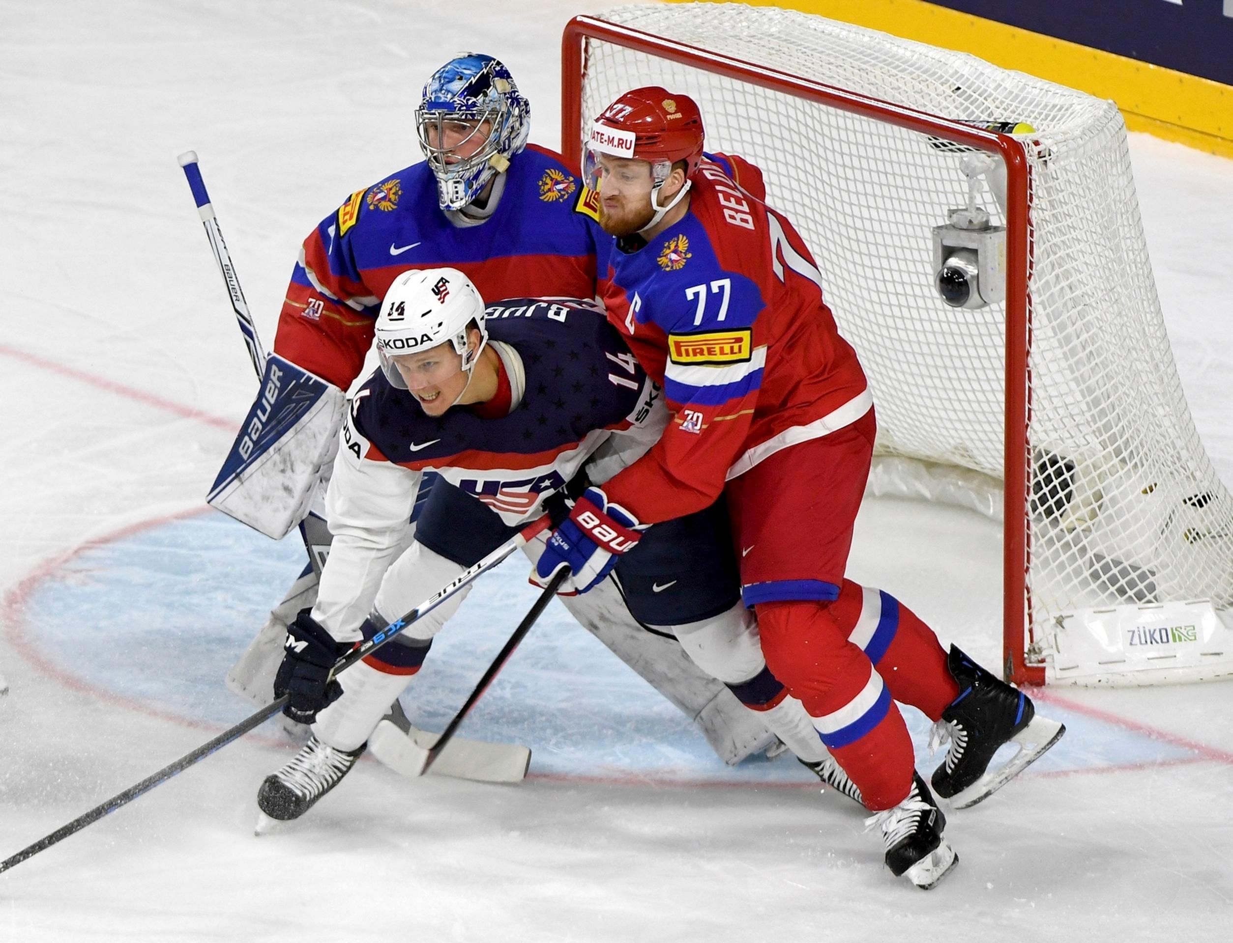 Rus Anton Belov (vpravo) atakuje Američana Nicka Bjugstada (vpredu) v dueli MS 2017.